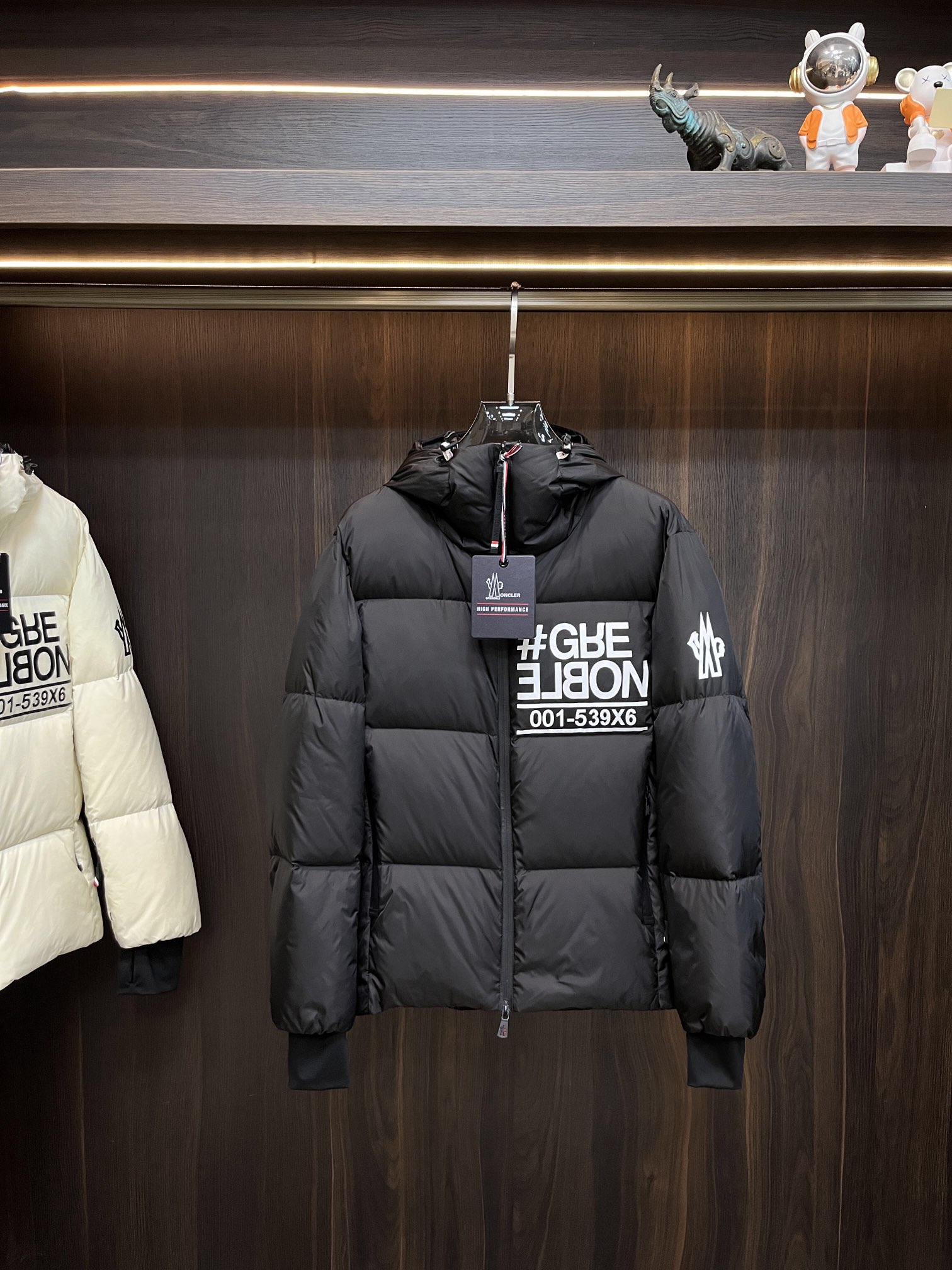 主推Moncler2024秋冬新款羽绒蒙口新款连帽设计羽绒服外套羽绒服选用亮泽尼龙面料打造胸前经典印花设