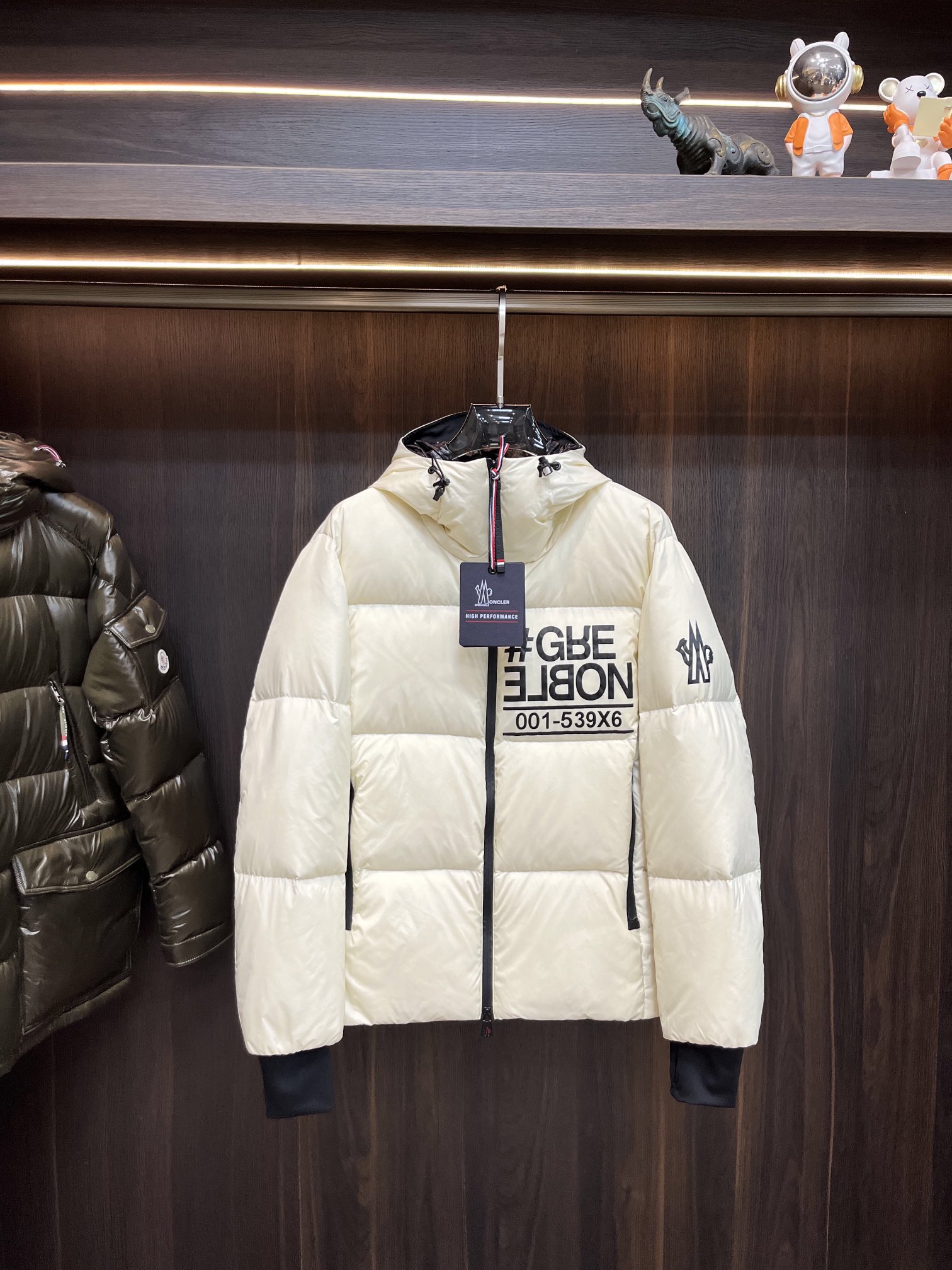 主推Moncler2024秋冬新款羽绒蒙口新款连帽设计羽绒服外套羽绒服选用亮泽尼龙面料打造胸前经典印花设