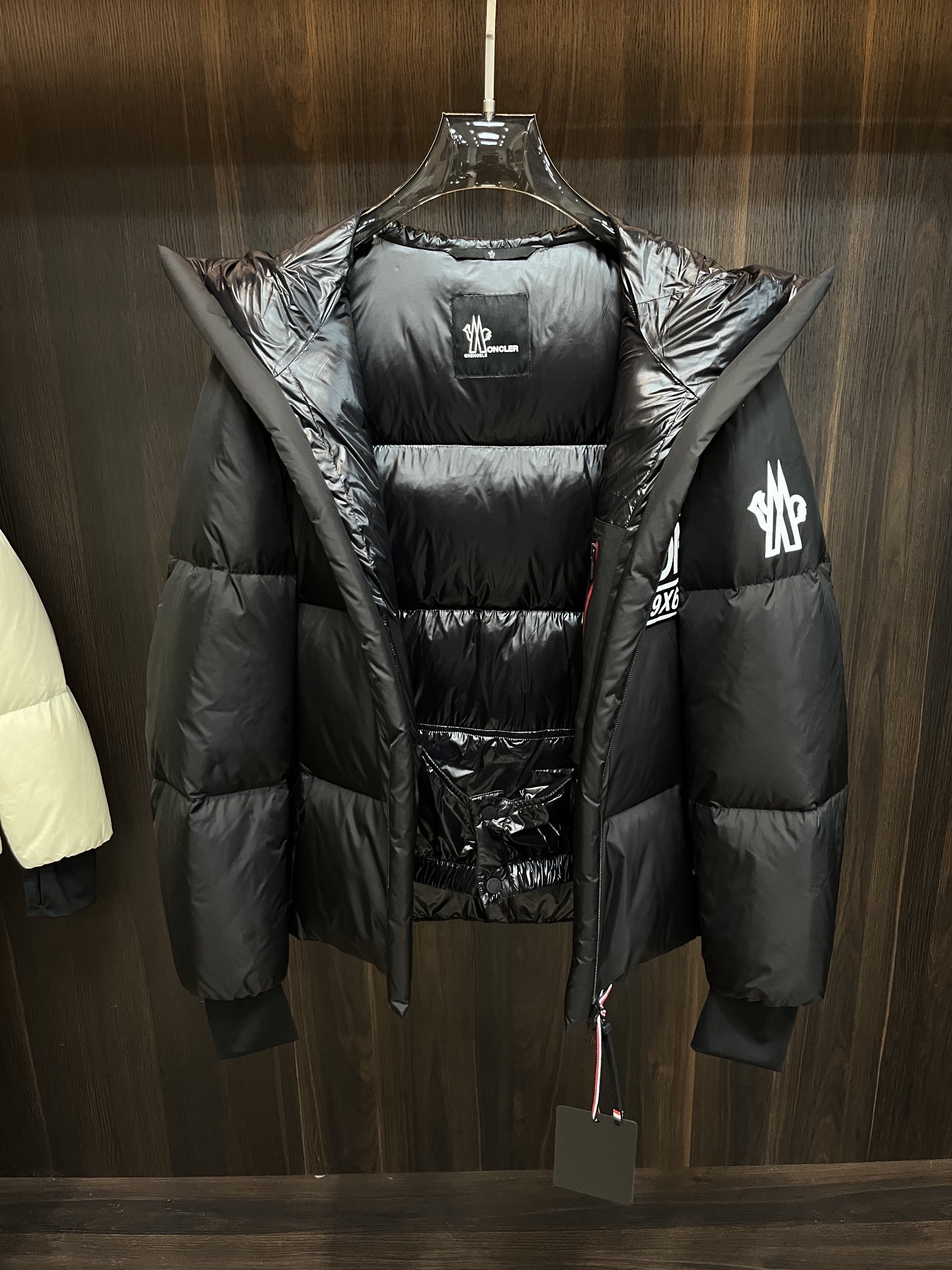 主推Moncler2024秋冬新款羽绒蒙口新款连帽设计羽绒服外套羽绒服选用亮泽尼龙面料打造胸前经典印花设