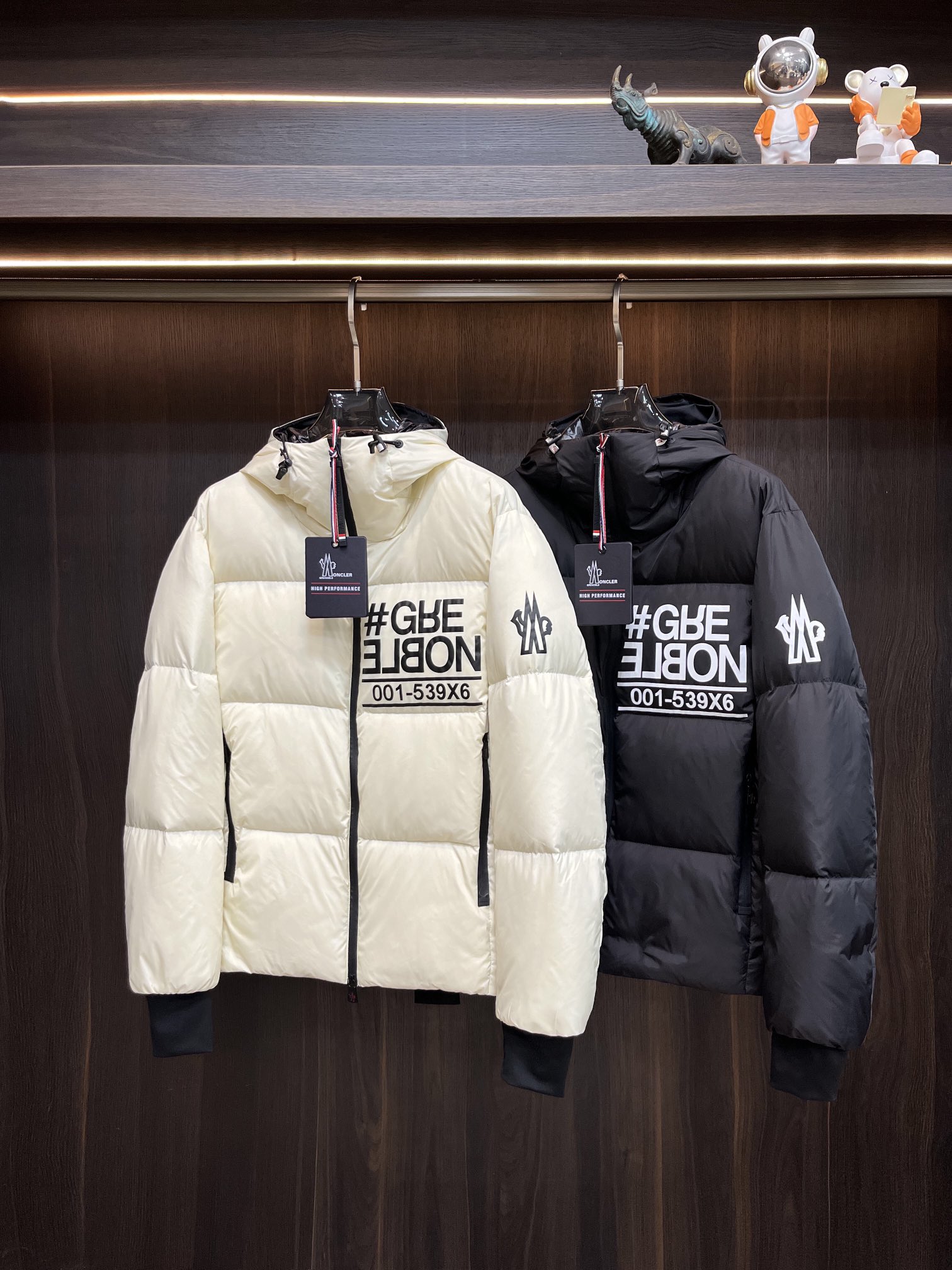 主推Moncler2024秋冬新款羽绒蒙口新款连帽设计羽绒服外套羽绒服选用亮泽尼龙面料打造胸前经典印花设