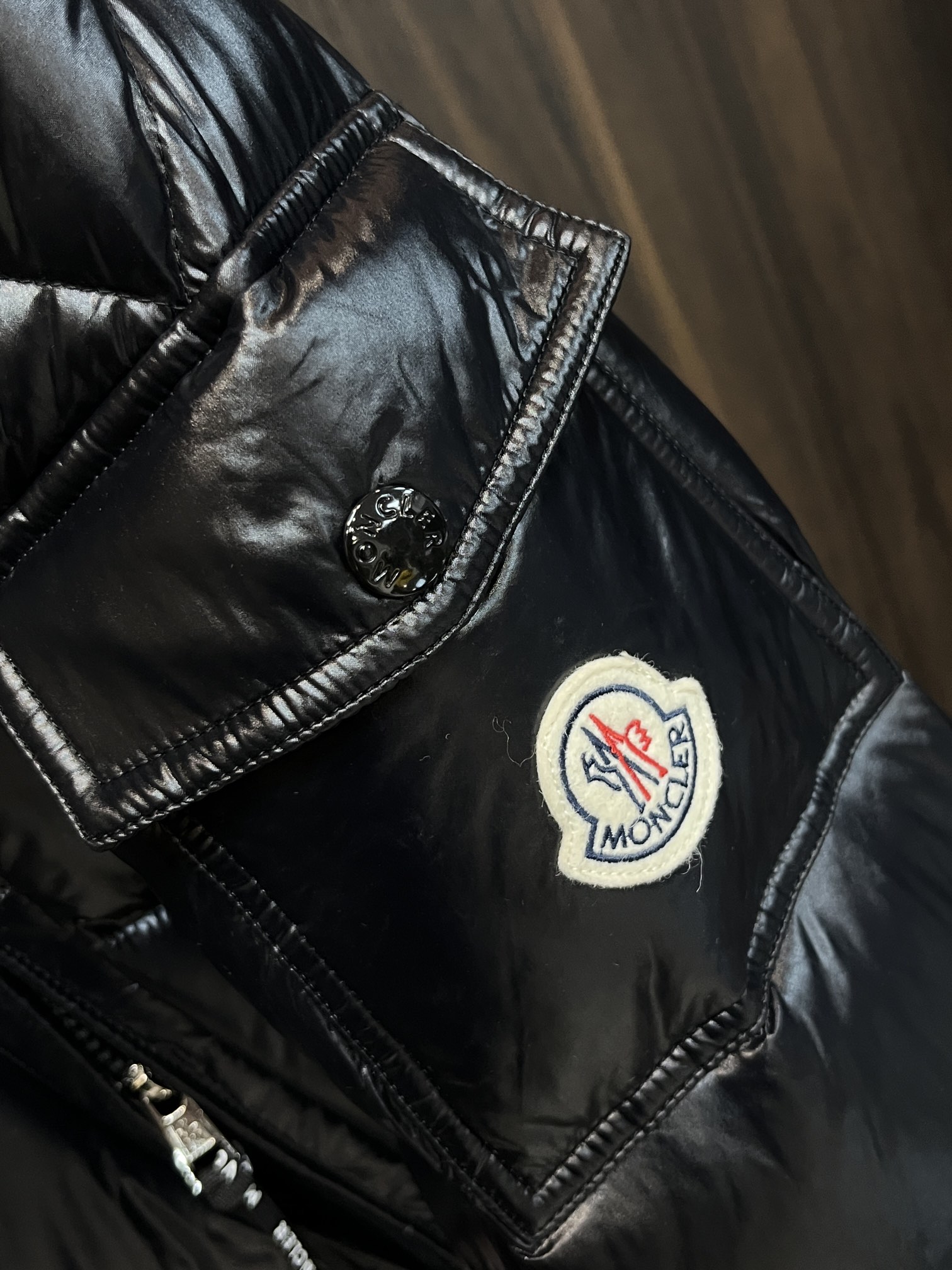 主推Moncler2024秋冬新款羽绒蒙口新款连帽设计羽绒服外套羽绒服选用亮泽尼龙面料打造胸前经典印花设