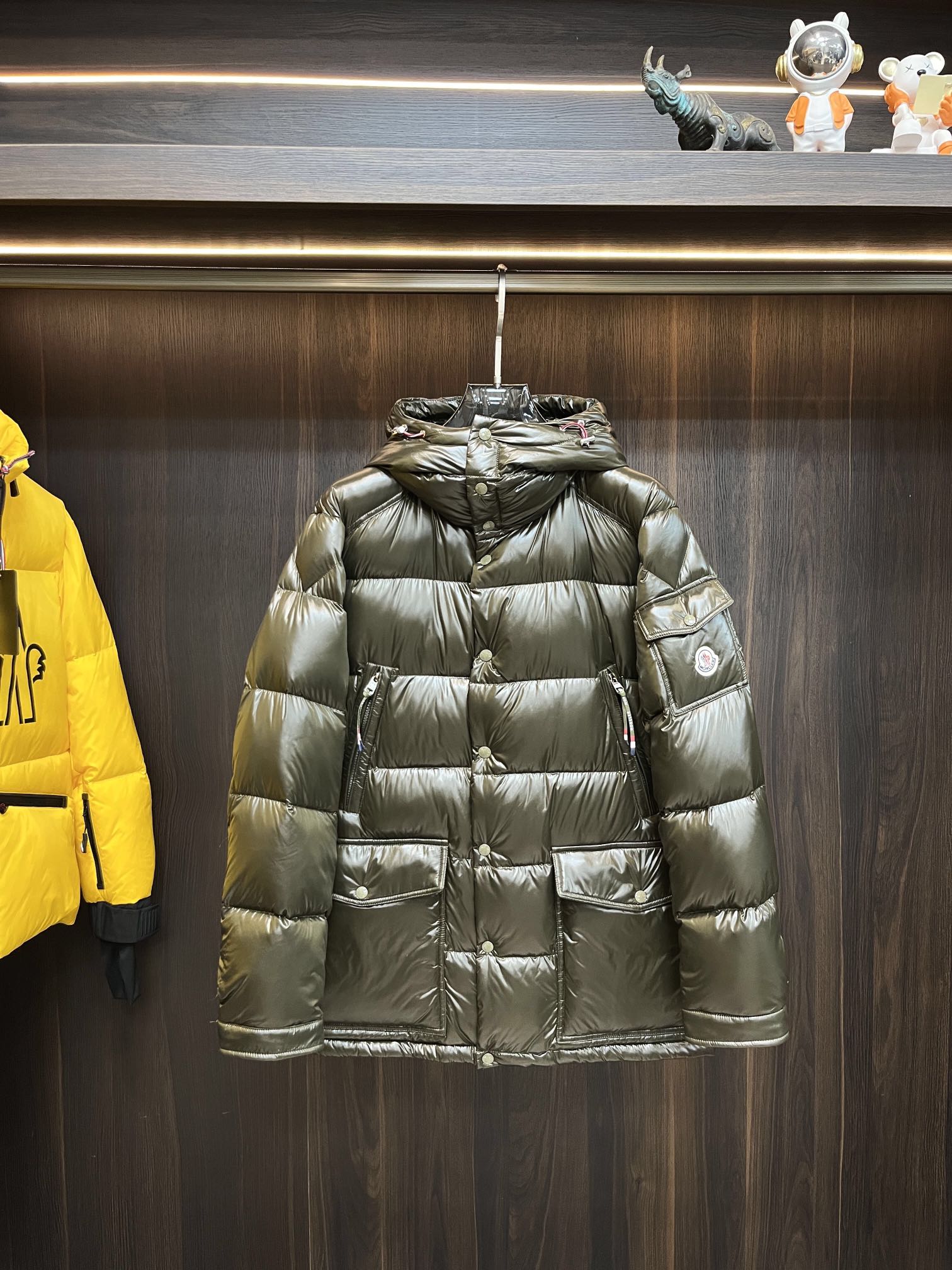 主推Moncler2024秋冬新款羽绒蒙口新款连帽设计羽绒服外套羽绒服选用亮泽尼龙面料打造胸前经典印花设