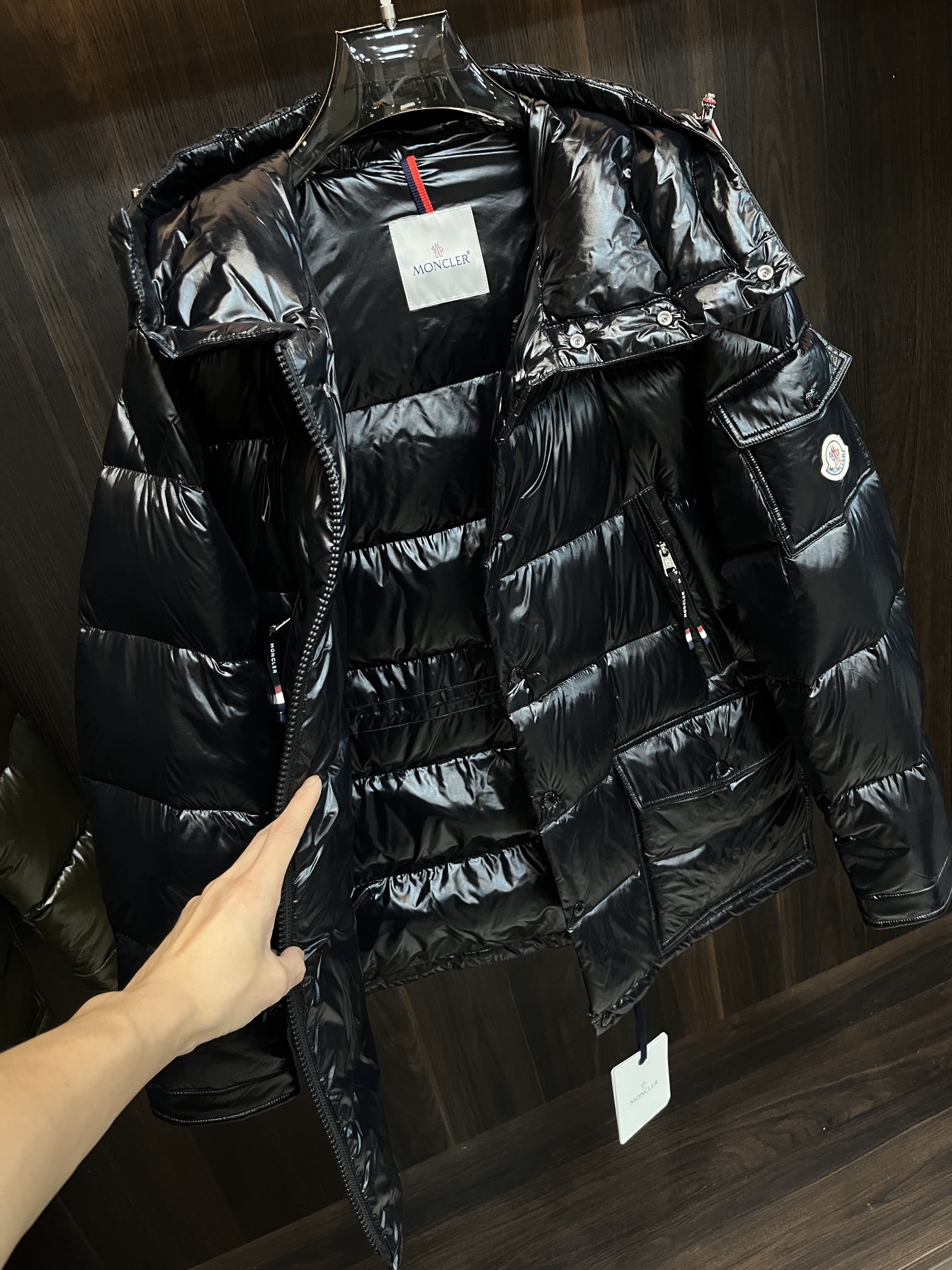 主推Moncler2024秋冬新款羽绒蒙口新款连帽设计羽绒服外套羽绒服选用亮泽尼龙面料打造胸前经典印花设