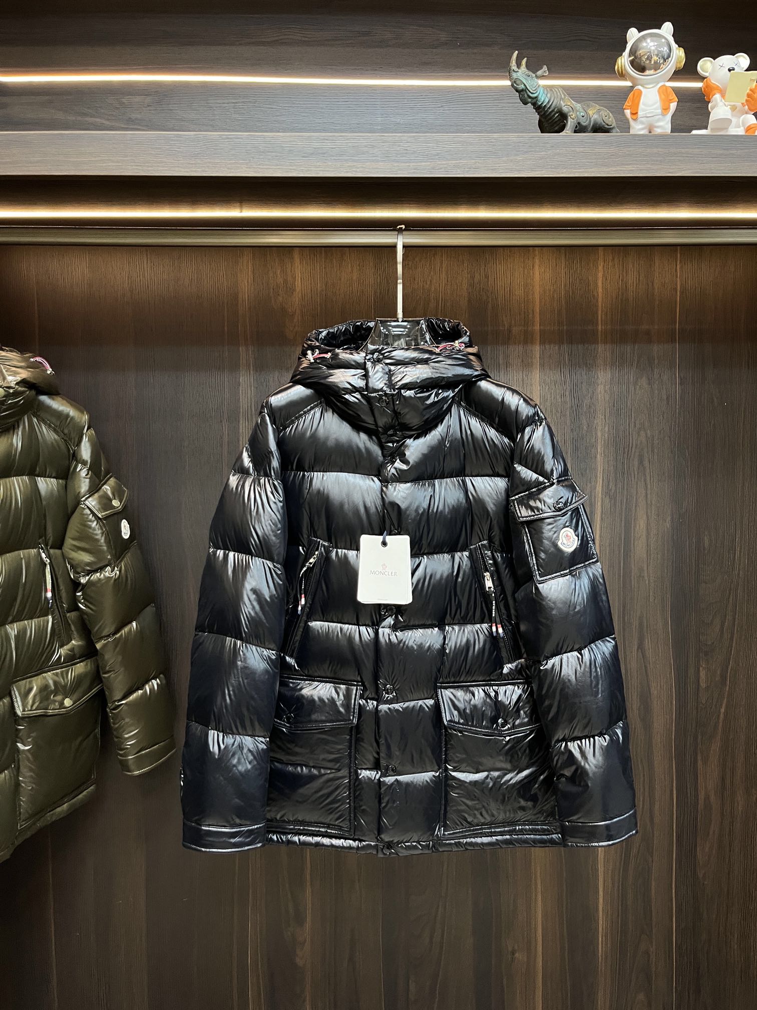 主推Moncler2024秋冬新款羽绒蒙口新款连帽设计羽绒服外套羽绒服选用亮泽尼龙面料打造胸前经典印花设