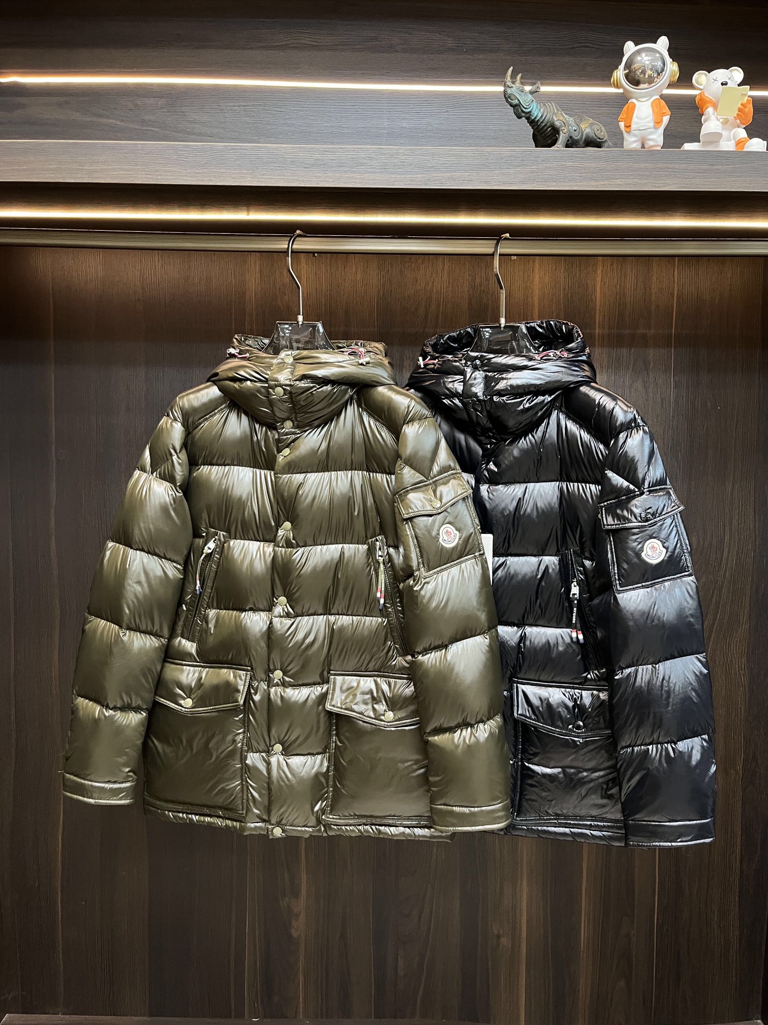 主推Moncler2024秋冬新款羽绒蒙口新款连帽设计羽绒服外套羽绒服选用亮泽尼龙面料打造胸前经典印花设