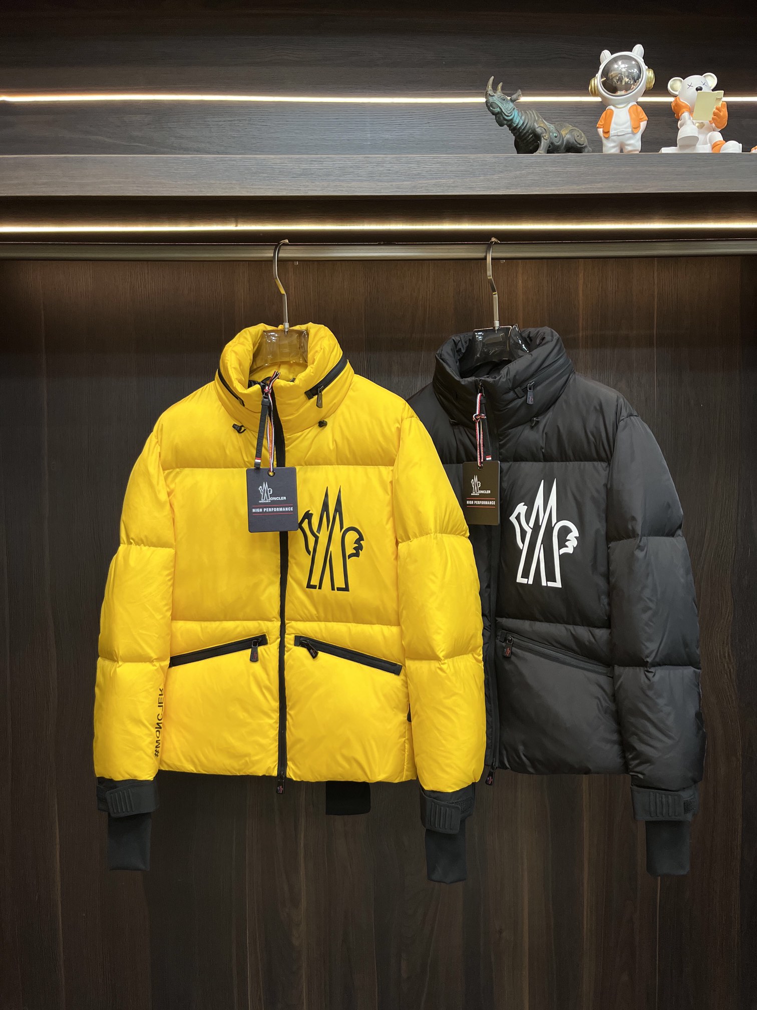 主推Moncler2024秋冬新款羽绒蒙口新款立领设计羽绒服外套羽绒服选用亮泽尼龙面料打造胸前经典印花设