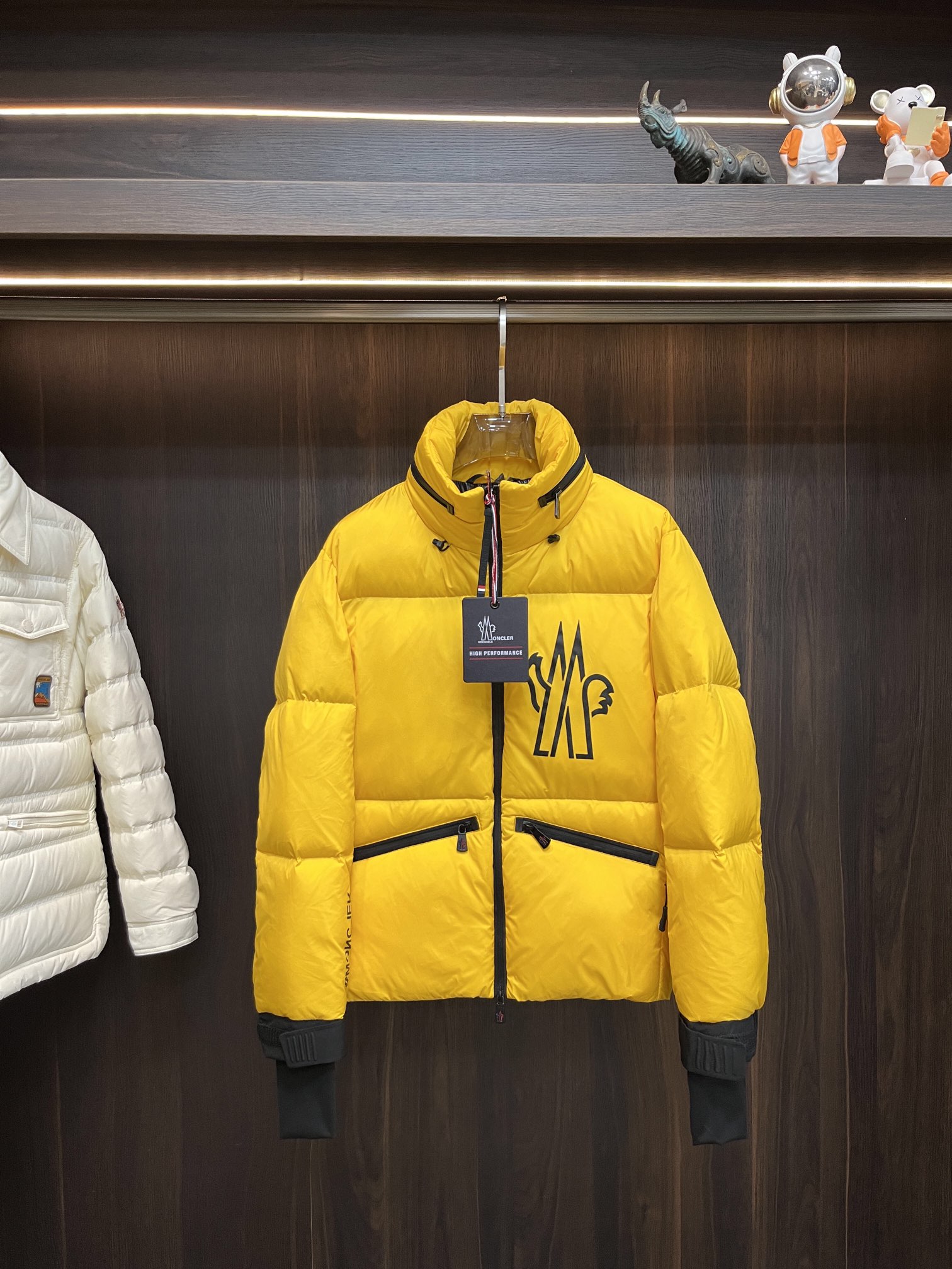 主推Moncler2024秋冬新款羽绒蒙口新款立领设计羽绒服外套羽绒服选用亮泽尼龙面料打造胸前经典印花设