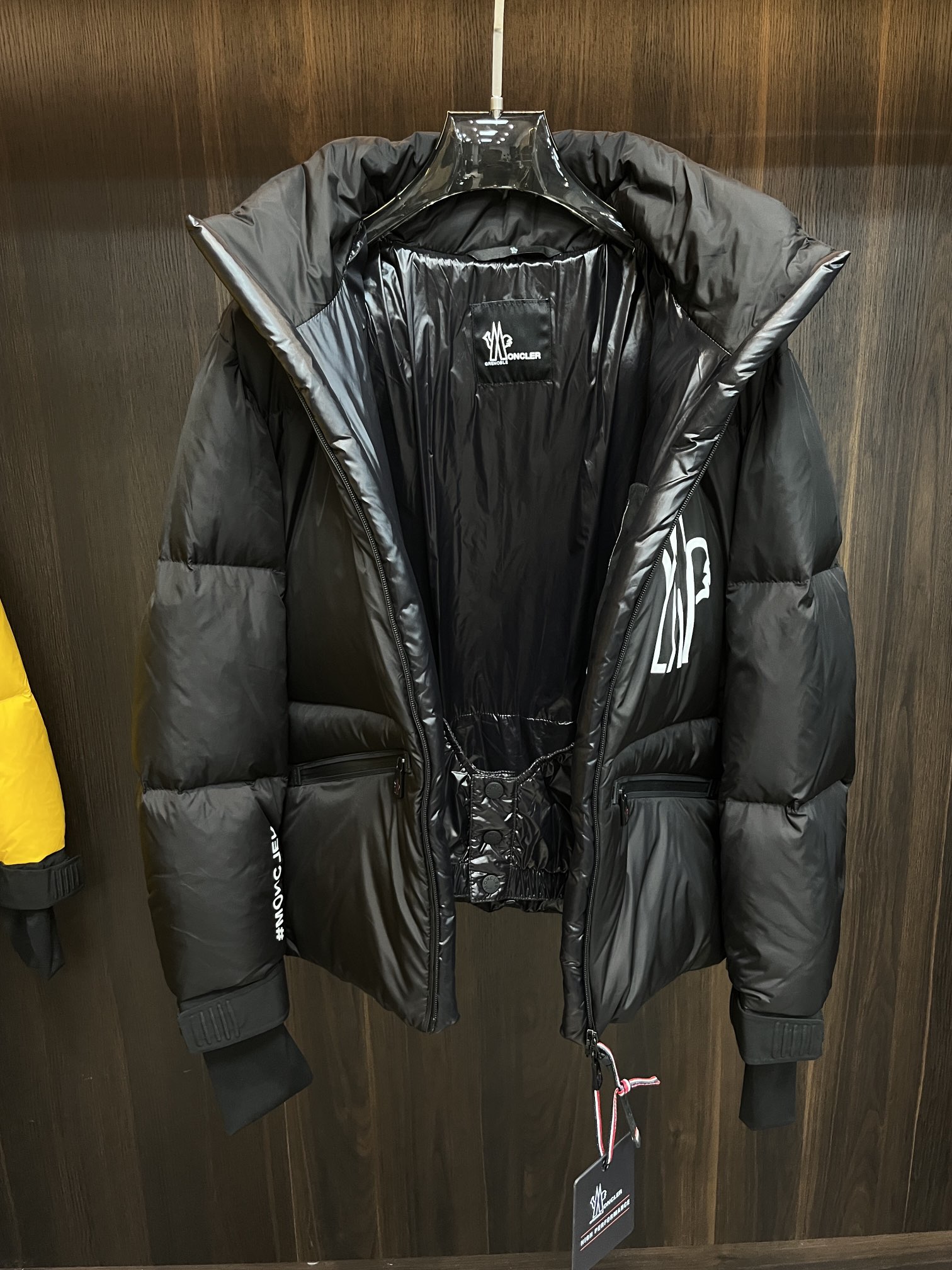 主推Moncler2024秋冬新款羽绒蒙口新款立领设计羽绒服外套羽绒服选用亮泽尼龙面料打造胸前经典印花设