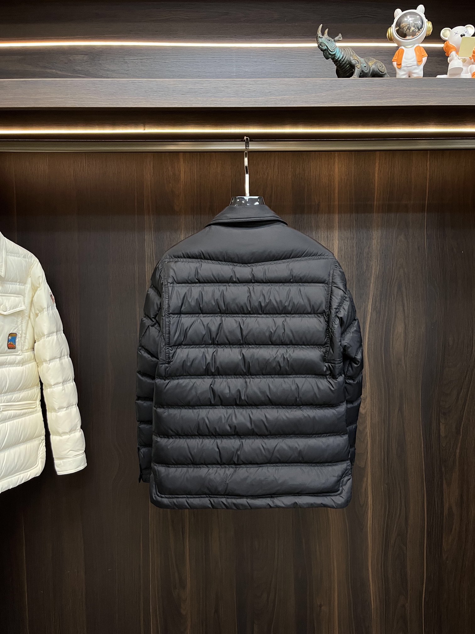 主推Moncler2024秋冬新款羽绒蒙口新款翻领设计羽绒服外套羽绒服选用亮泽尼龙面料打造胸前经典印花设