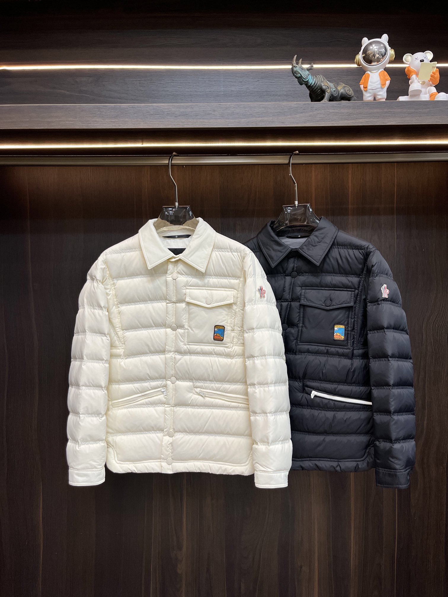 主推Moncler2024秋冬新款羽绒蒙口新款翻领设计羽绒服外套羽绒服选用亮泽尼龙面料打造胸前经典印花设