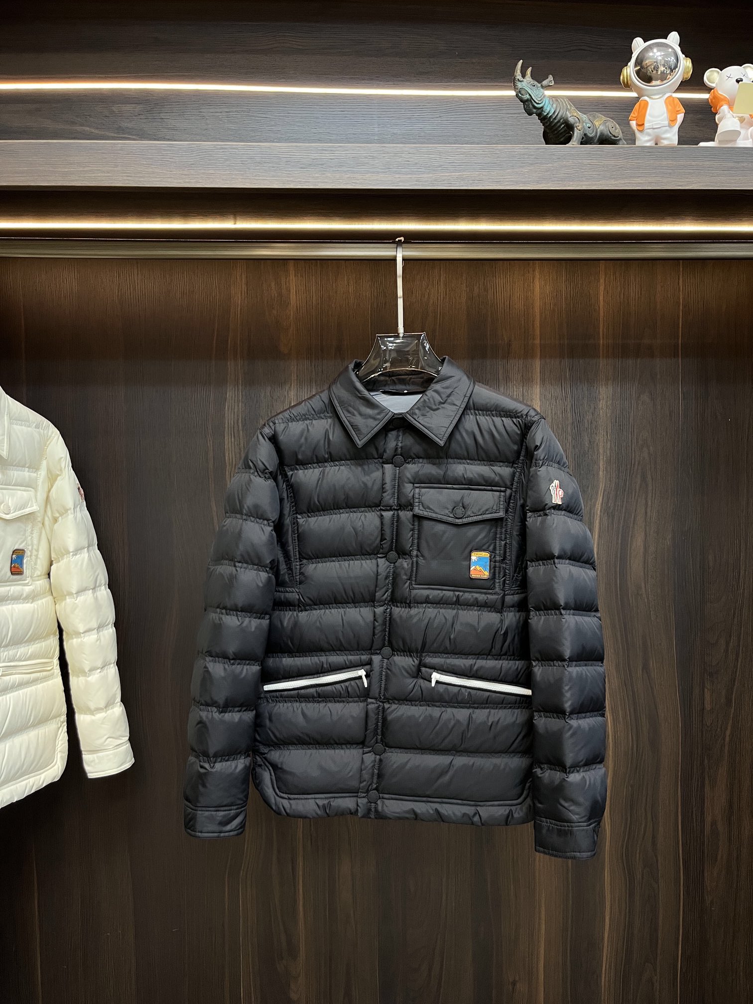 主推Moncler2024秋冬新款羽绒蒙口新款翻领设计羽绒服外套羽绒服选用亮泽尼龙面料打造胸前经典印花设