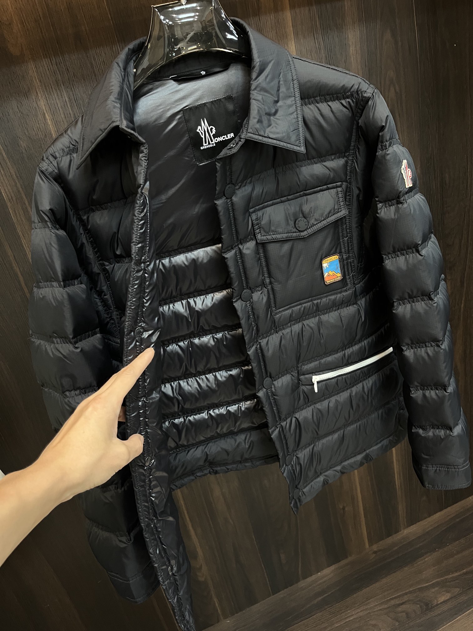 主推Moncler2024秋冬新款羽绒蒙口新款翻领设计羽绒服外套羽绒服选用亮泽尼龙面料打造胸前经典印花设