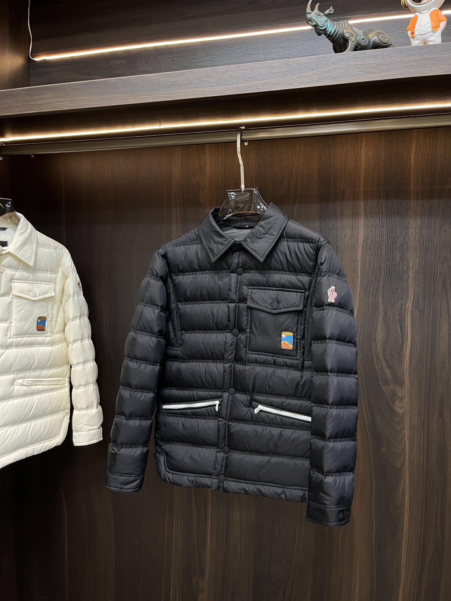 主推Moncler2024秋冬新款羽绒蒙口新款翻领设计羽绒服外套羽绒服选用亮泽尼龙面料打造胸前经典印花设