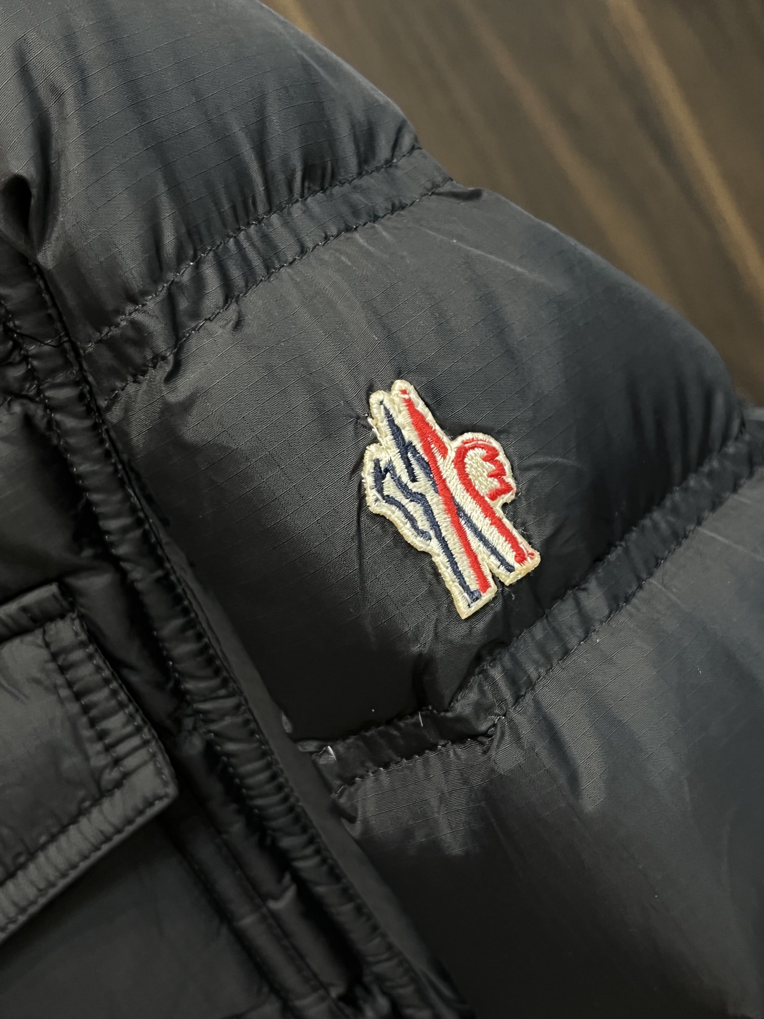 主推Moncler2024秋冬新款羽绒蒙口新款翻领设计羽绒服外套羽绒服选用亮泽尼龙面料打造胸前经典印花设