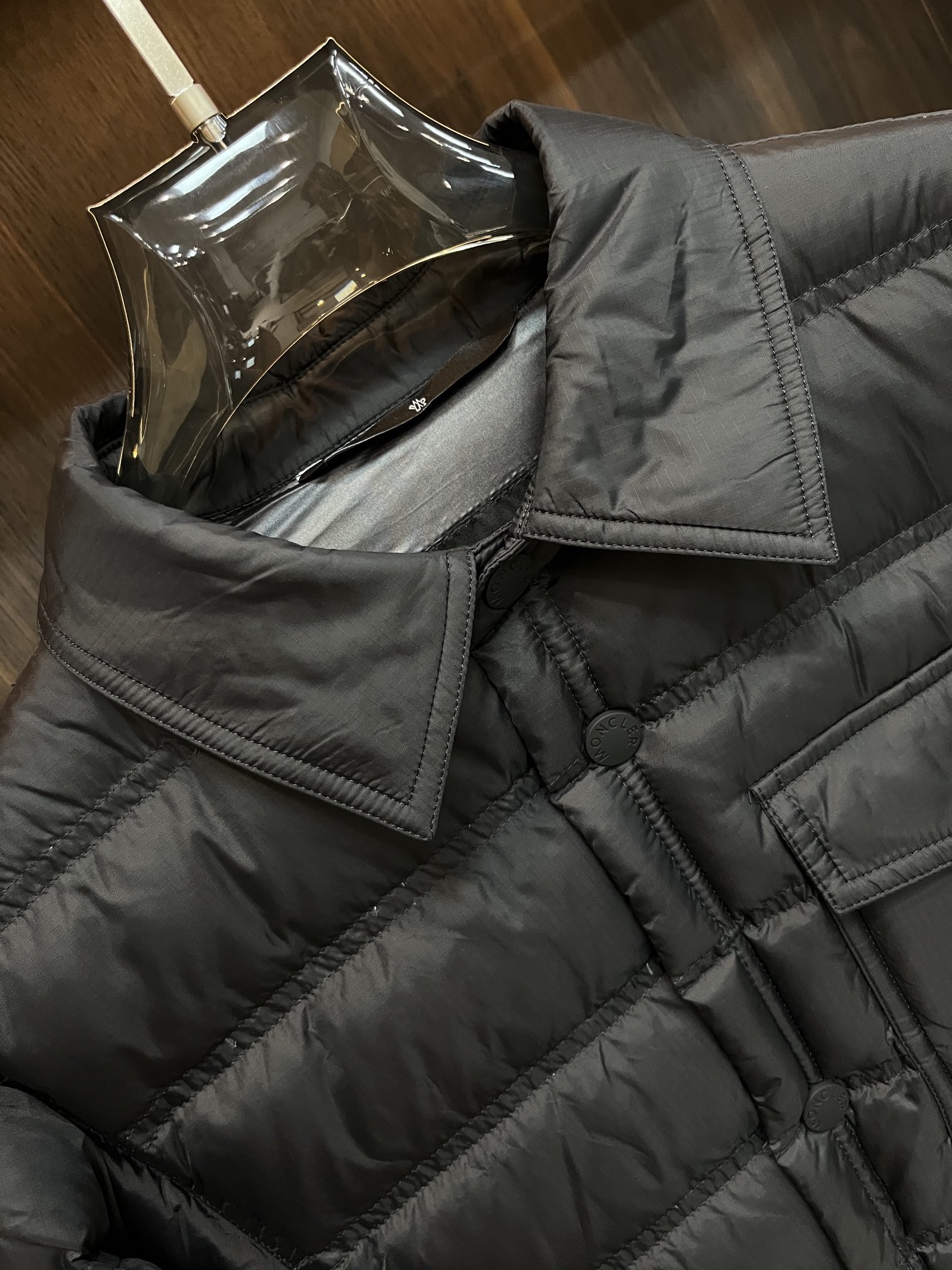 主推Moncler2024秋冬新款羽绒蒙口新款翻领设计羽绒服外套羽绒服选用亮泽尼龙面料打造胸前经典印花设