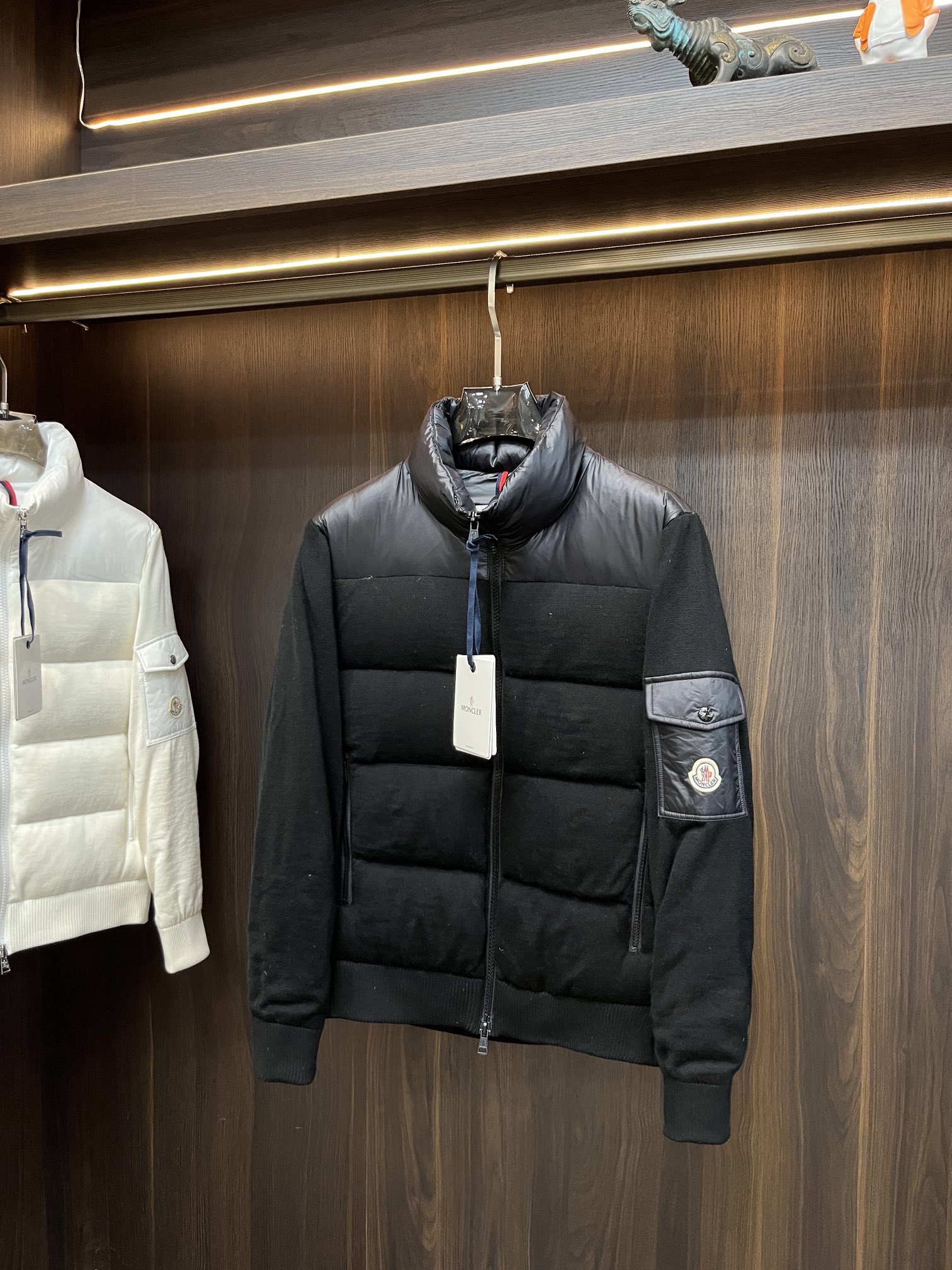 主推Moncler2024秋冬新款羽绒蒙口新款立领设计羽绒服外套羽绒服选用亮泽尼龙面料打造胸前经典印花设