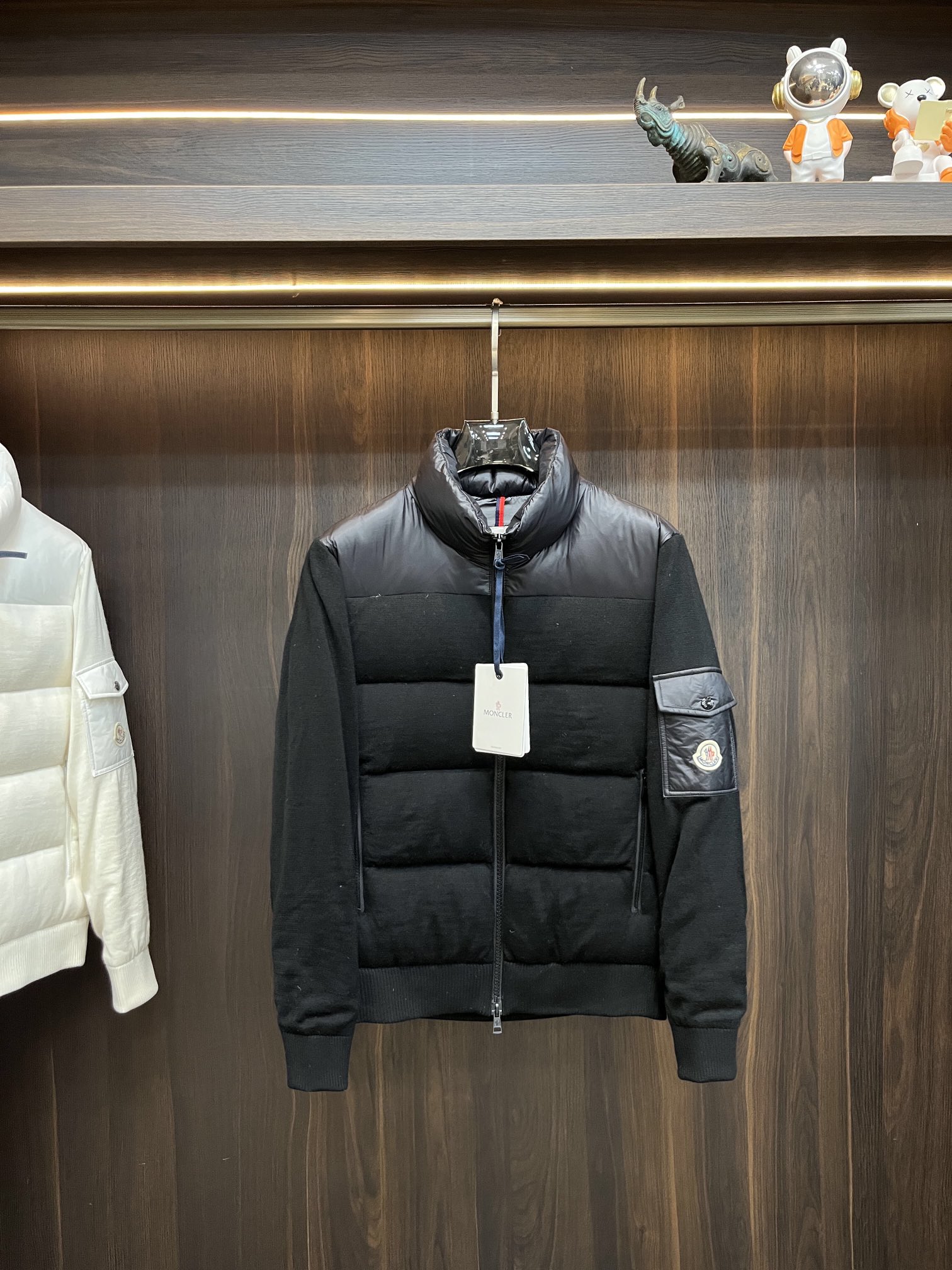 主推Moncler2024秋冬新款羽绒蒙口新款立领设计羽绒服外套羽绒服选用亮泽尼龙面料打造胸前经典印花设