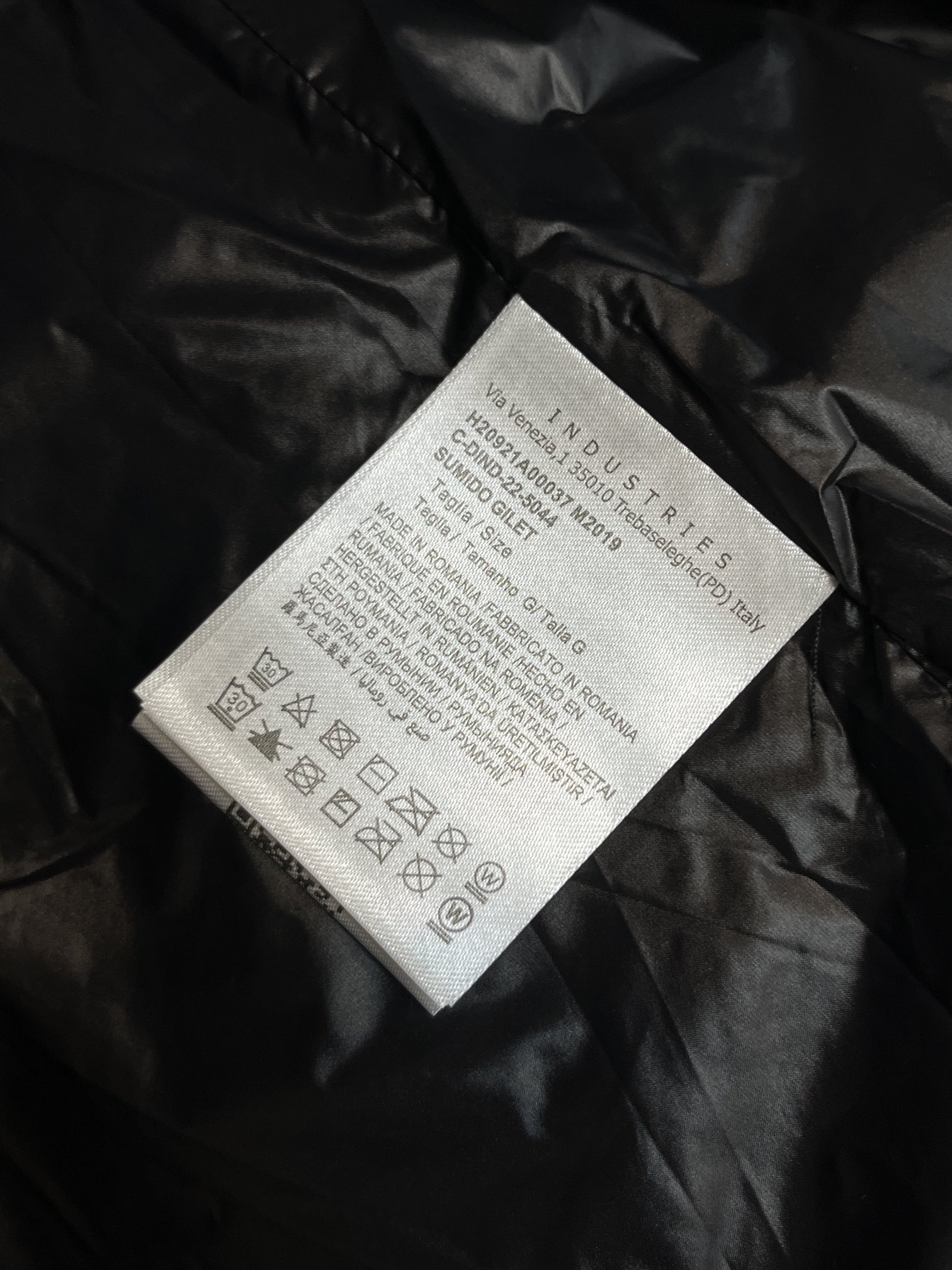 主推Moncler2024秋冬新款羽绒蒙口新款立领设计羽绒服外套羽绒服选用亮泽尼龙面料打造胸前经典印花设