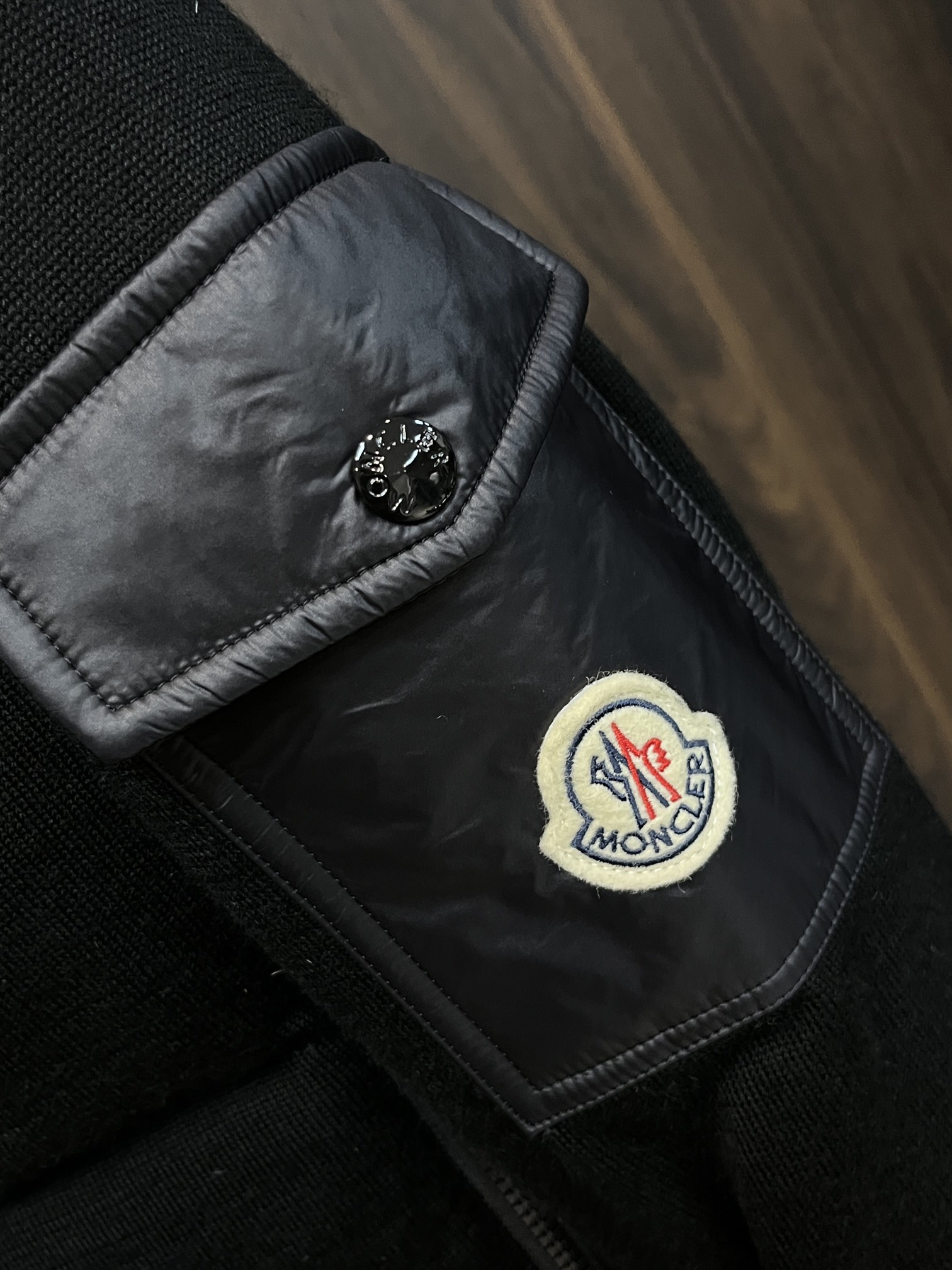 主推Moncler2024秋冬新款羽绒蒙口新款立领设计羽绒服外套羽绒服选用亮泽尼龙面料打造胸前经典印花设