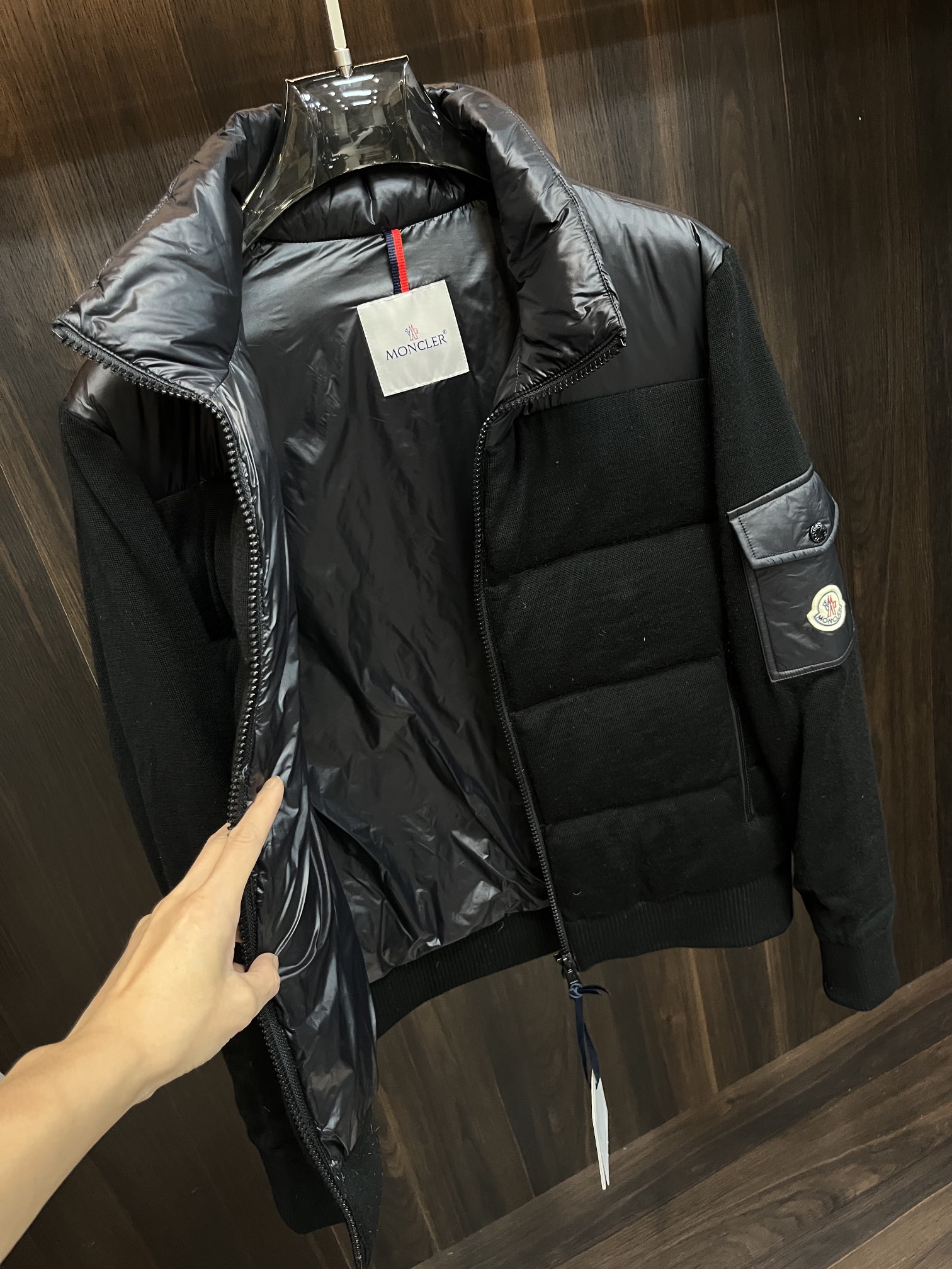 主推Moncler2024秋冬新款羽绒蒙口新款立领设计羽绒服外套羽绒服选用亮泽尼龙面料打造胸前经典印花设