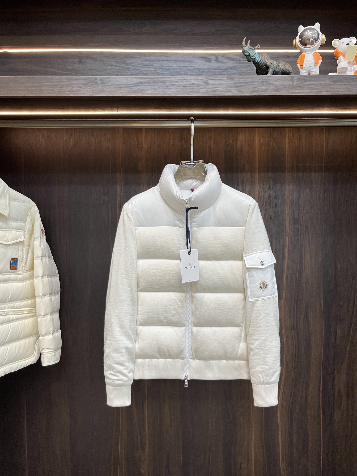 主推Moncler2024秋冬新款羽绒蒙口新款立领设计羽绒服外套羽绒服选用亮泽尼龙面料打造胸前经典印花设