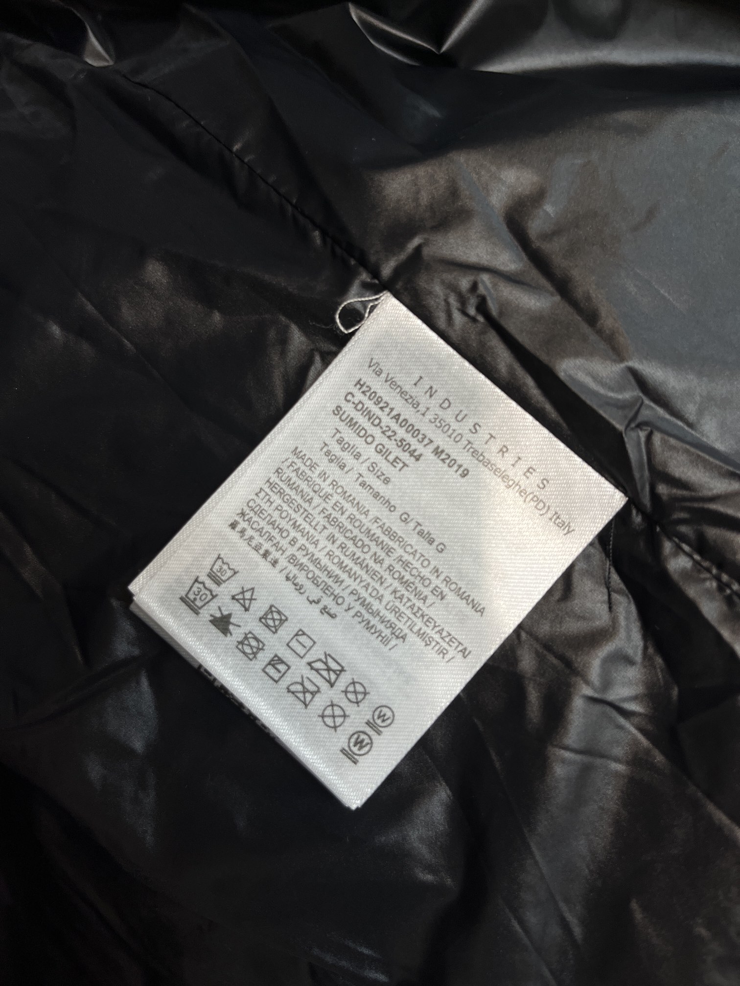 主推Moncler2024秋冬新款羽绒蒙口新款立领设计羽绒服外套羽绒服选用亮泽尼龙面料打造胸前经典印花设