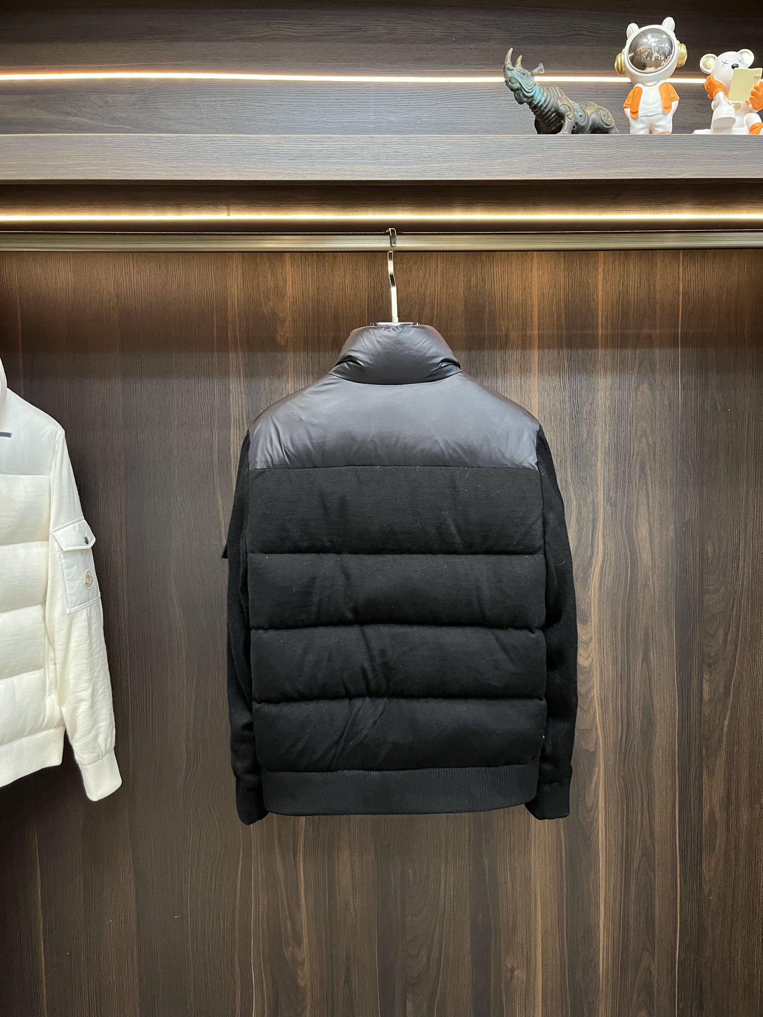 主推Moncler2024秋冬新款羽绒蒙口新款立领设计羽绒服外套羽绒服选用亮泽尼龙面料打造胸前经典印花设