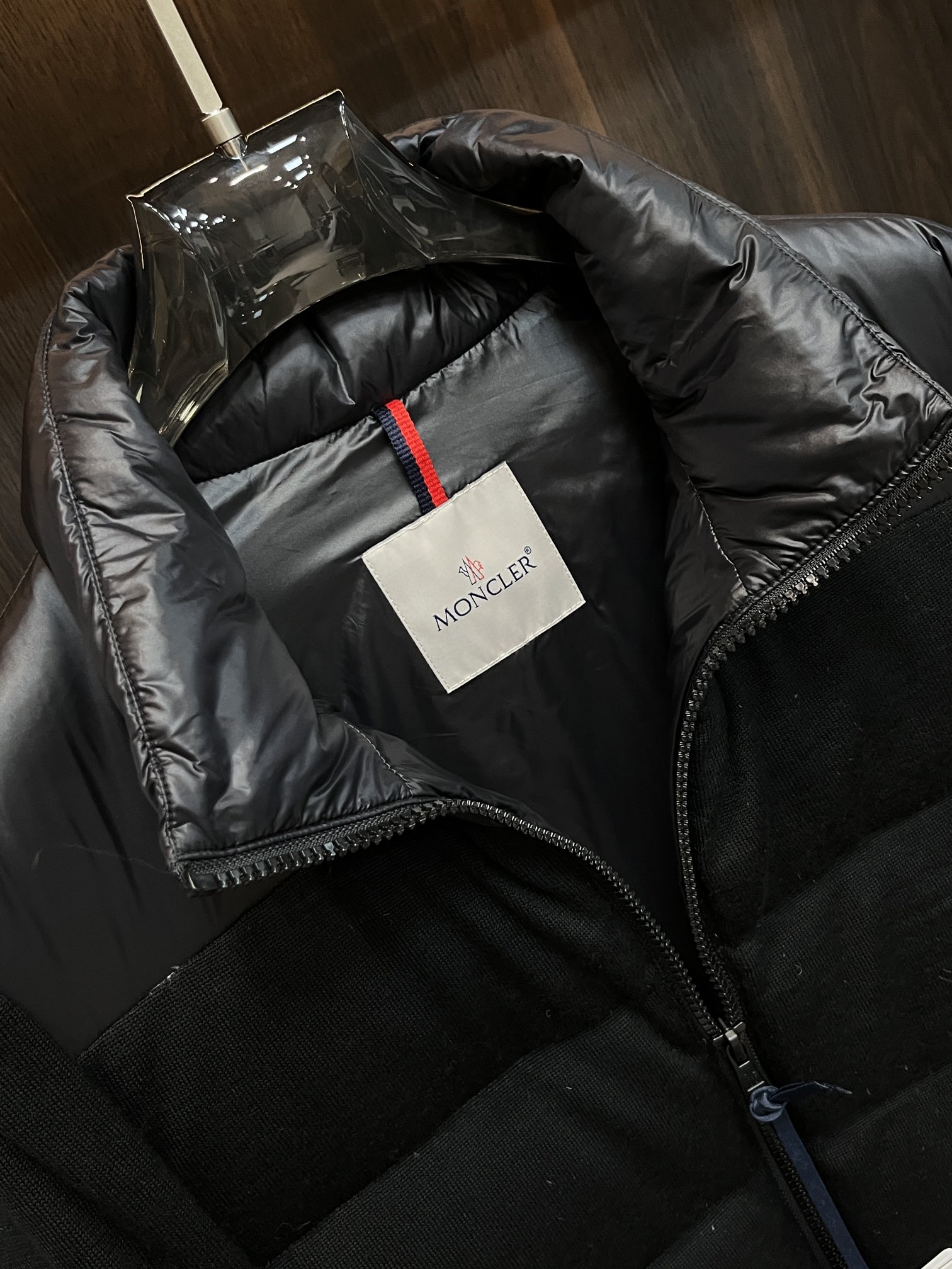 主推Moncler2024秋冬新款羽绒蒙口新款立领设计羽绒服外套羽绒服选用亮泽尼龙面料打造胸前经典印花设