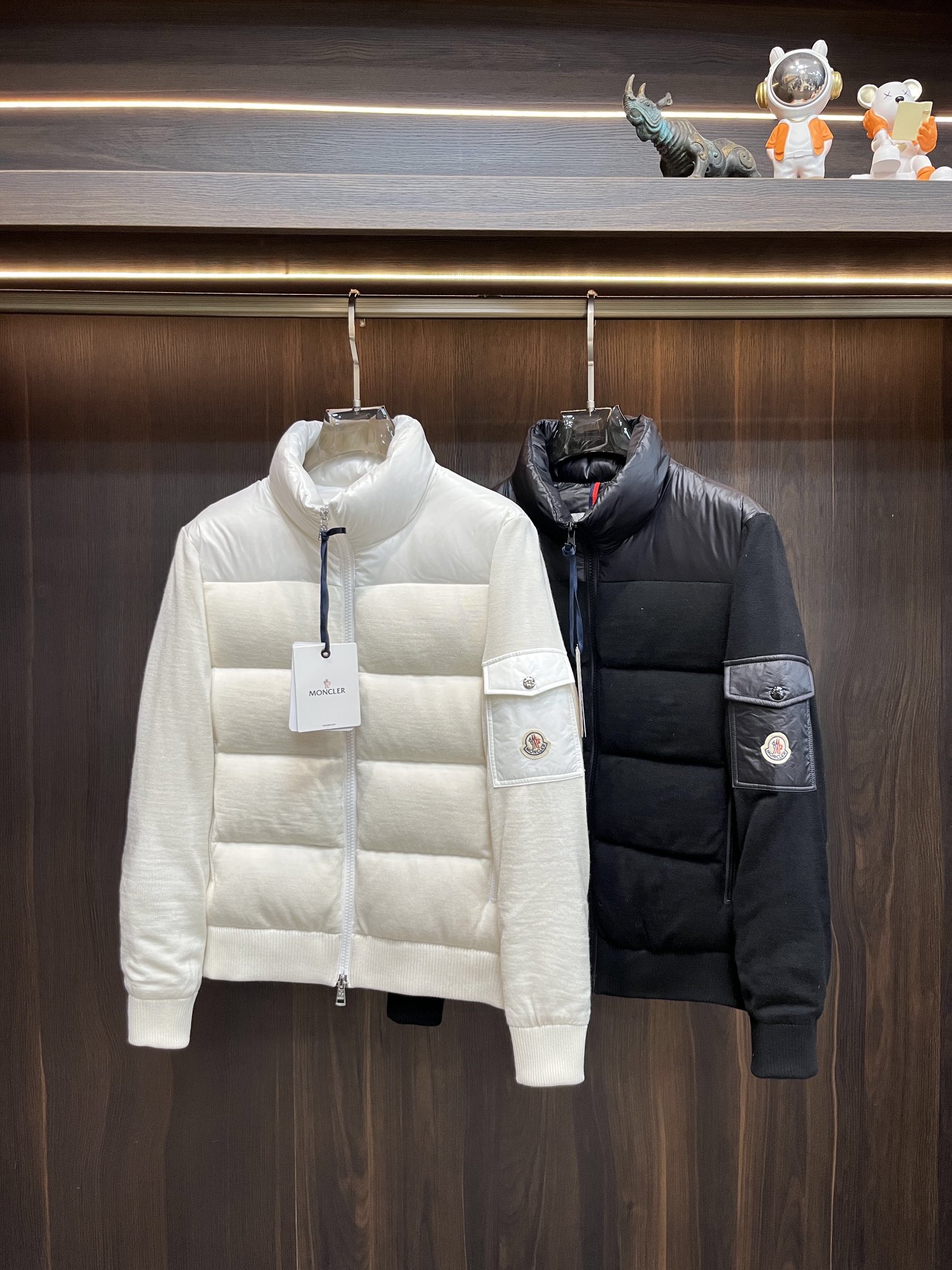 主推Moncler2024秋冬新款羽绒蒙口新款立领设计羽绒服外套羽绒服选用亮泽尼龙面料打造胸前经典印花设