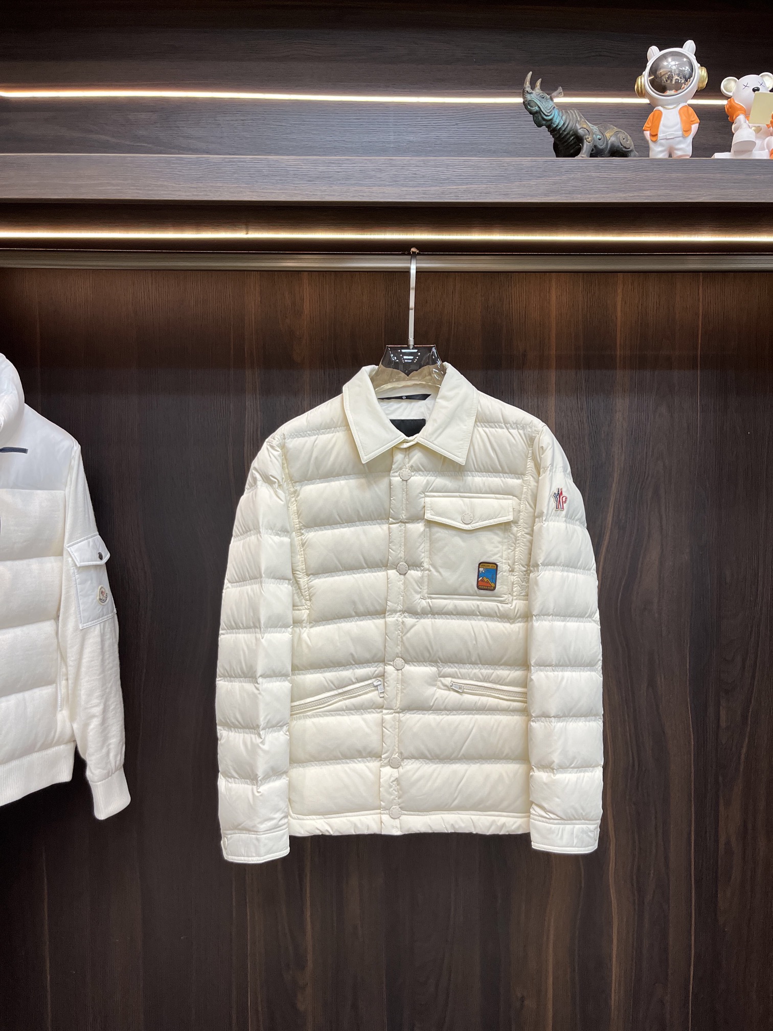 主推Moncler2024秋冬新款羽绒蒙口新款翻领设计羽绒服外套羽绒服选用亮泽尼龙面料打造胸前经典印花设