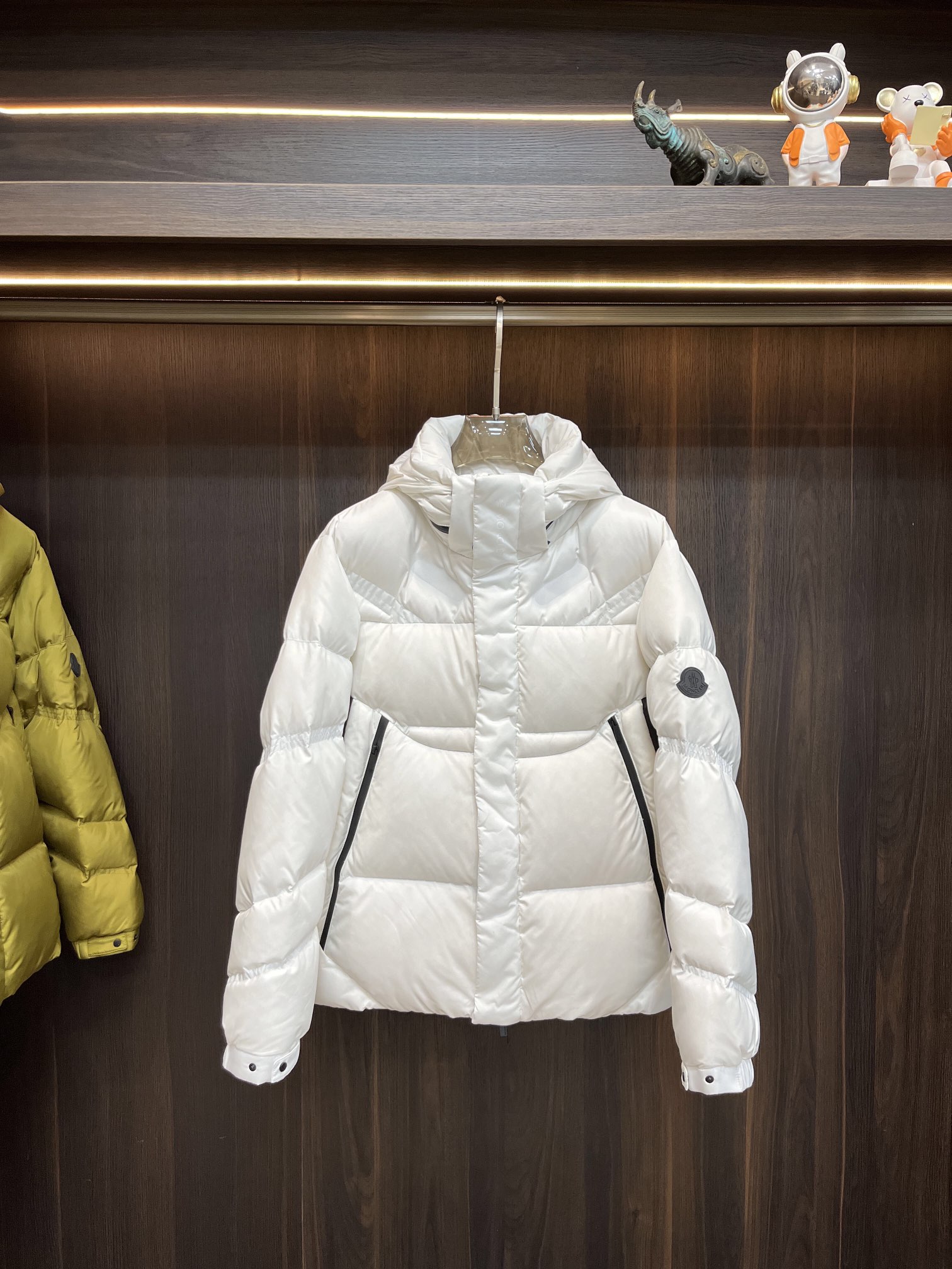 主推Moncler2024秋冬新款羽绒蒙口新款连帽设计羽绒服外套羽绒服选用亮泽尼龙面料打造胸前经典印花设