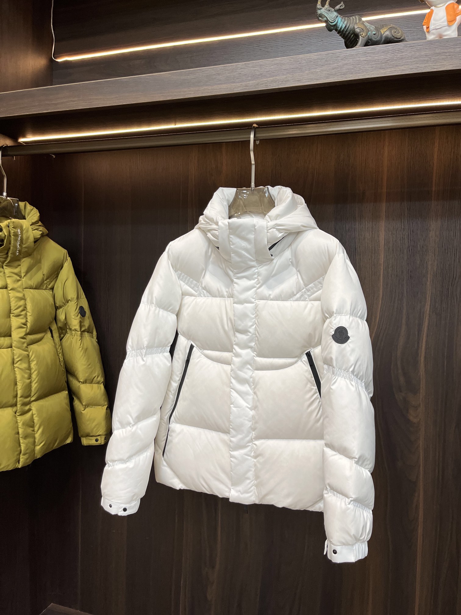 主推Moncler2024秋冬新款羽绒蒙口新款连帽设计羽绒服外套羽绒服选用亮泽尼龙面料打造胸前经典印花设