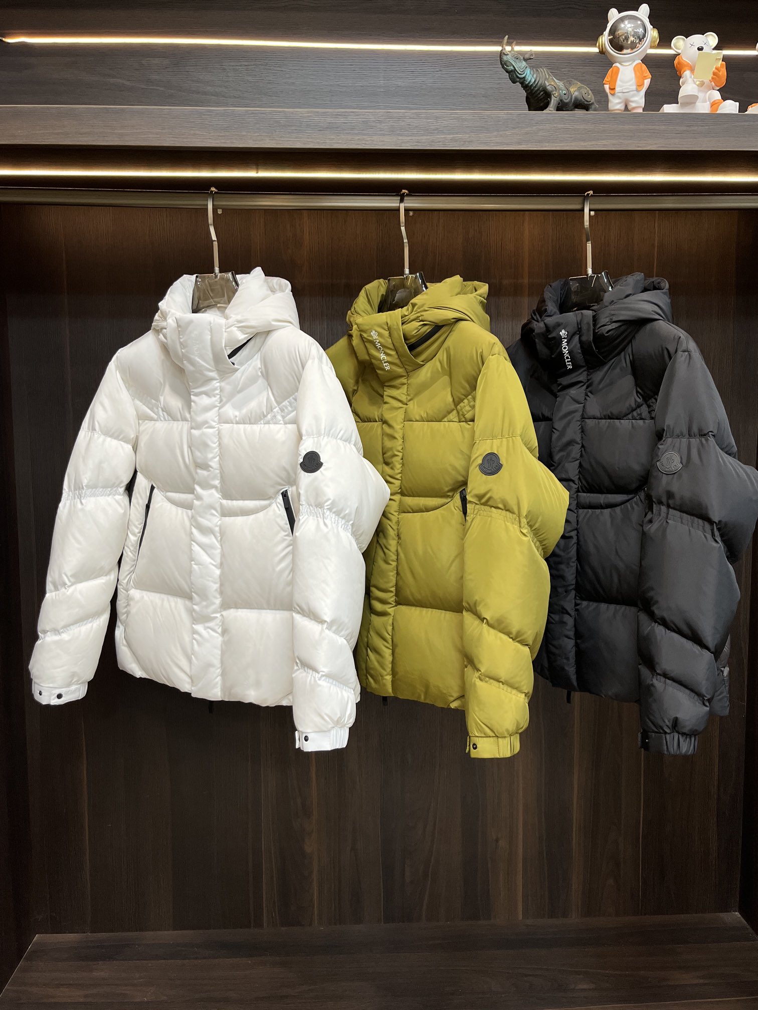 主推Moncler2024秋冬新款羽绒蒙口新款连帽设计羽绒服外套羽绒服选用亮泽尼龙面料打造胸前经典印花设