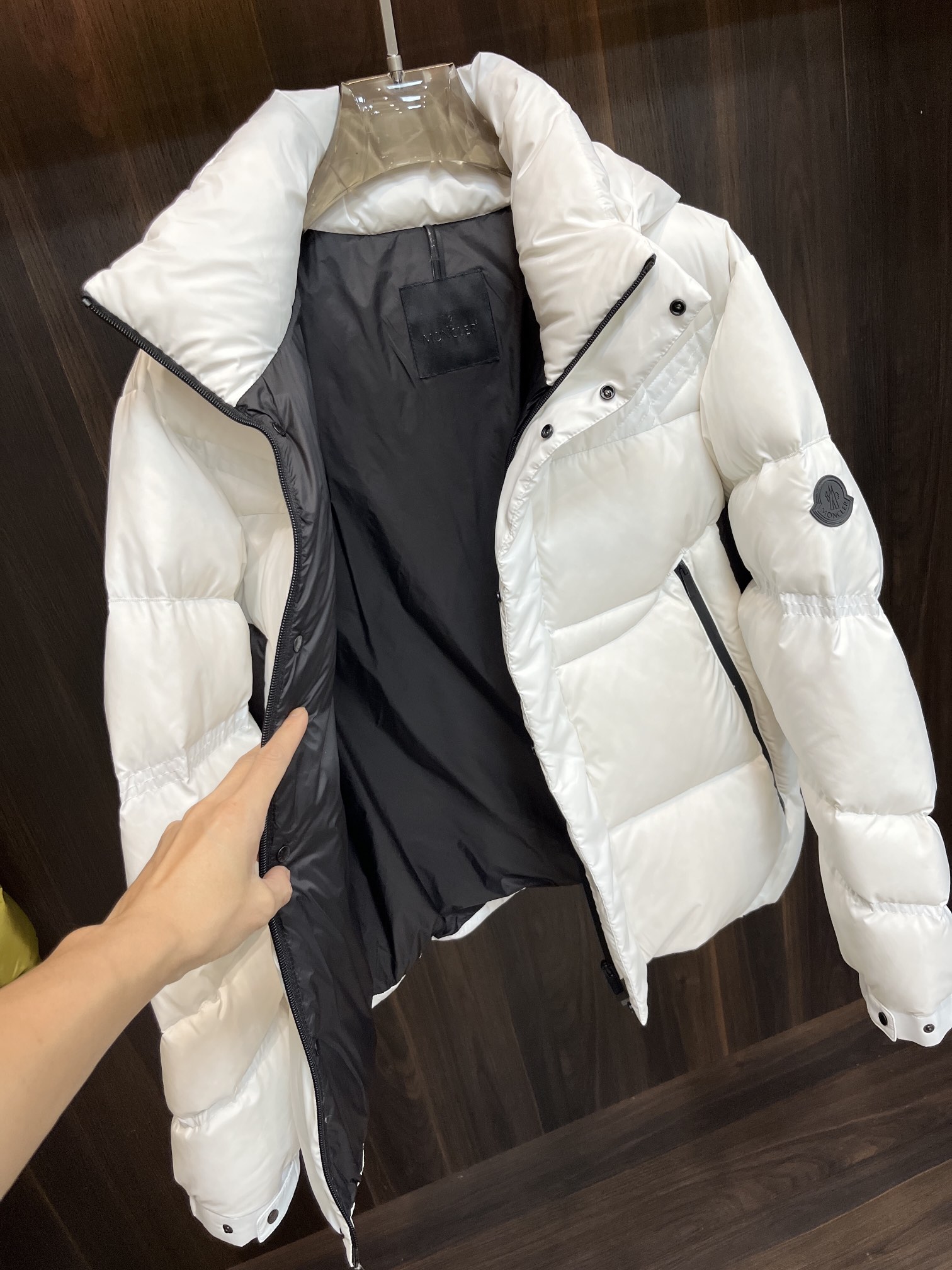 主推Moncler2024秋冬新款羽绒蒙口新款连帽设计羽绒服外套羽绒服选用亮泽尼龙面料打造胸前经典印花设