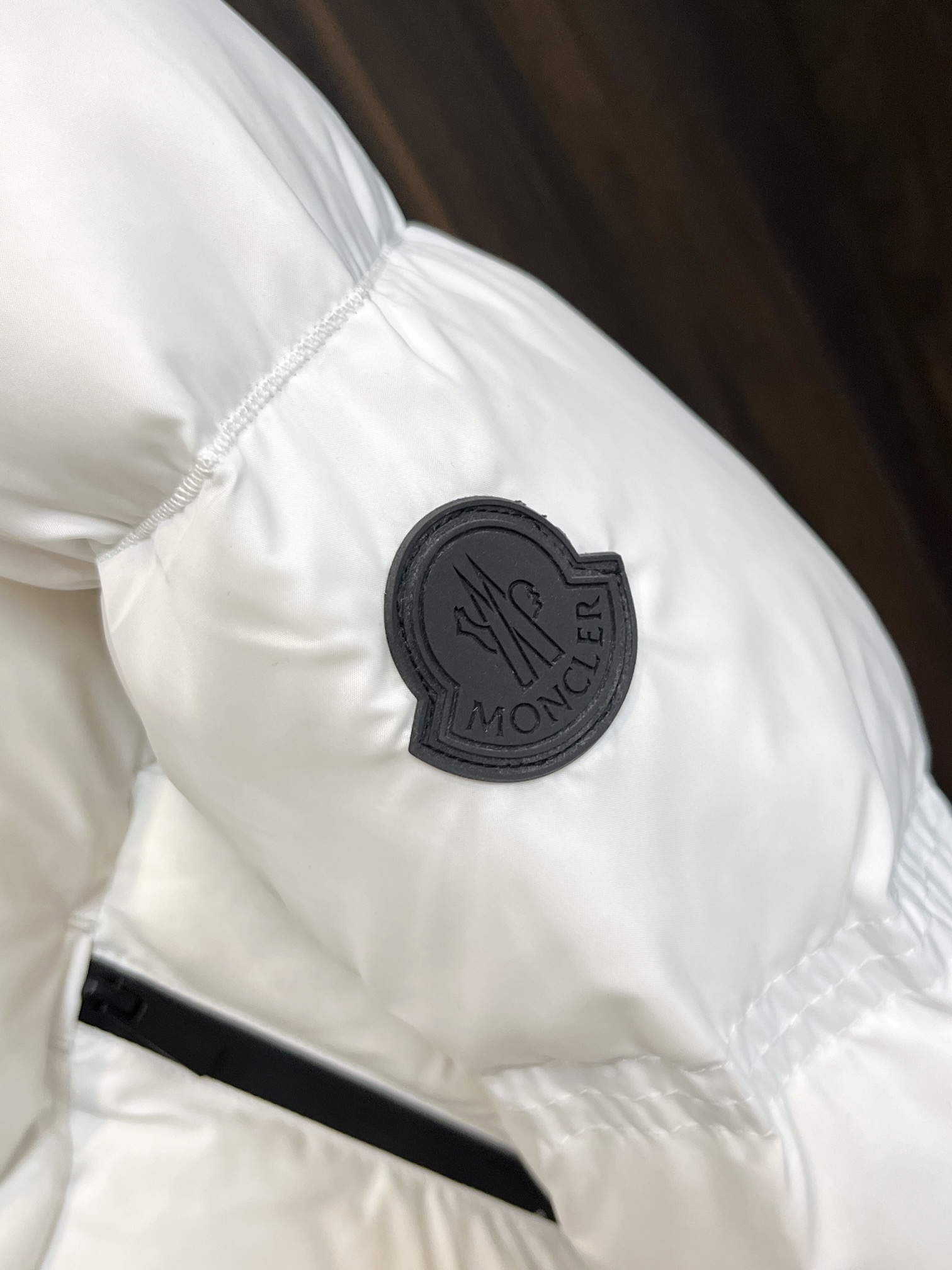 主推Moncler2024秋冬新款羽绒蒙口新款连帽设计羽绒服外套羽绒服选用亮泽尼龙面料打造胸前经典印花设