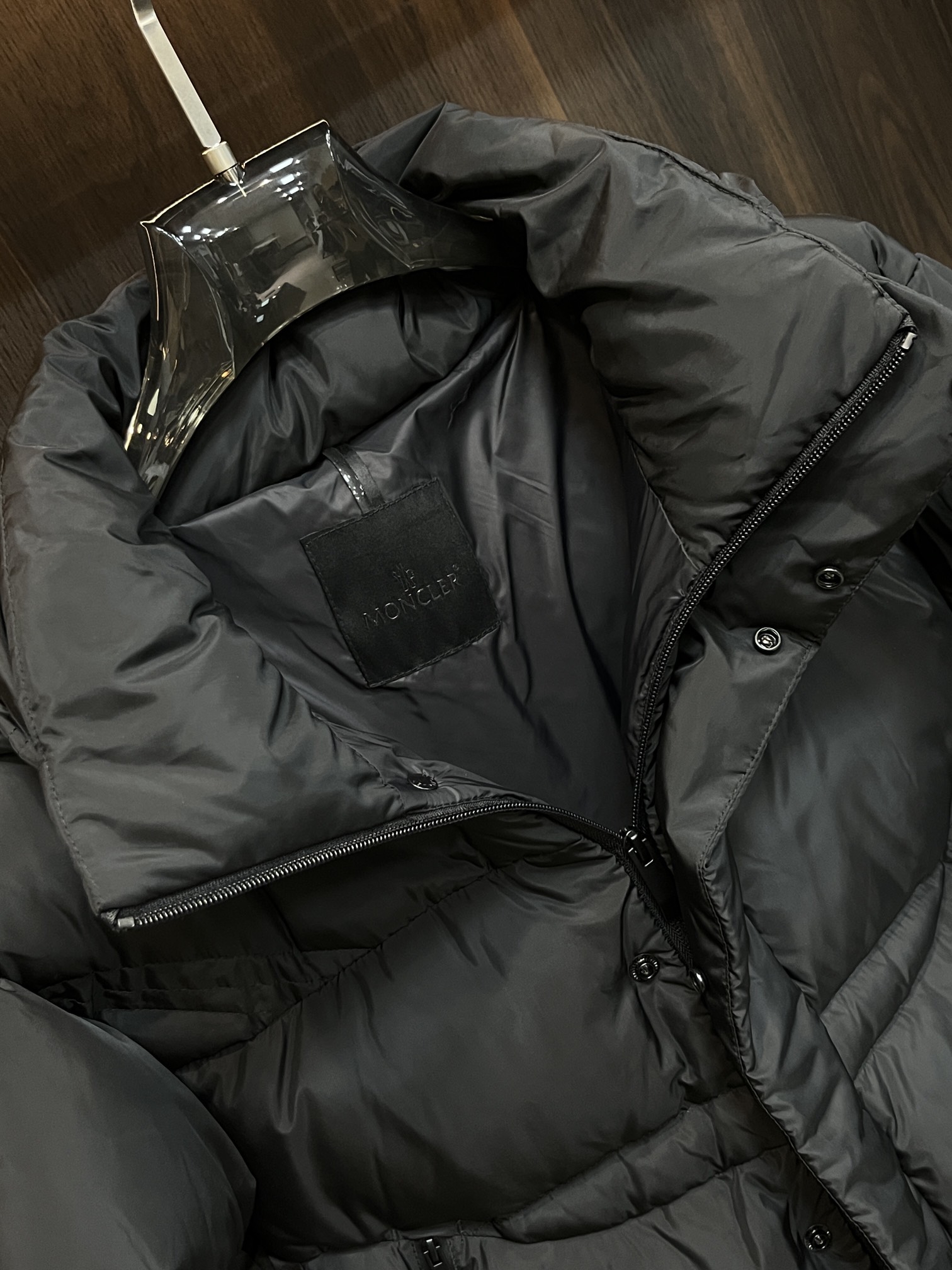 主推Moncler2024秋冬新款羽绒蒙口新款连帽设计羽绒服外套羽绒服选用亮泽尼龙面料打造胸前经典印花设