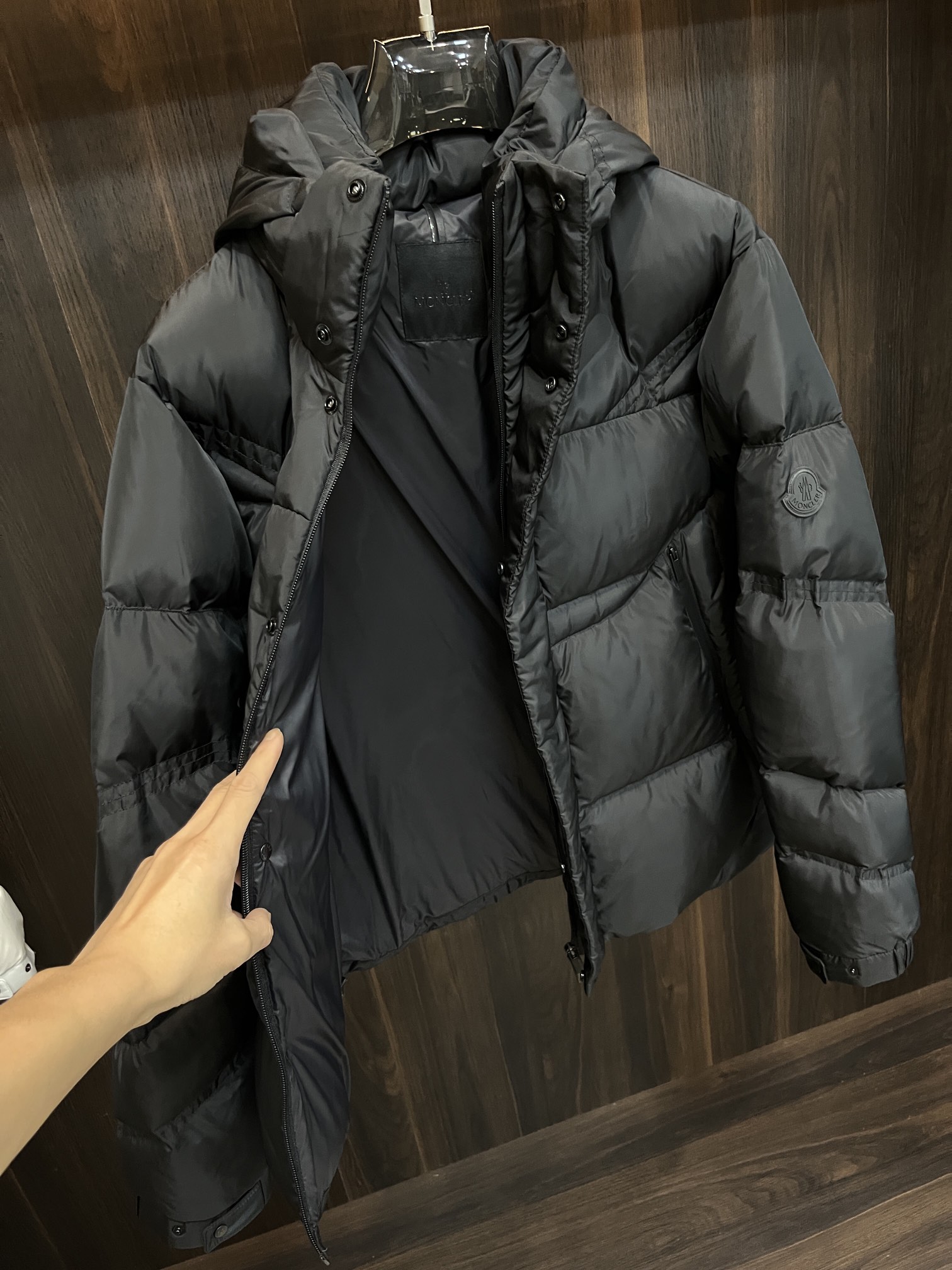 主推Moncler2024秋冬新款羽绒蒙口新款连帽设计羽绒服外套羽绒服选用亮泽尼龙面料打造胸前经典印花设