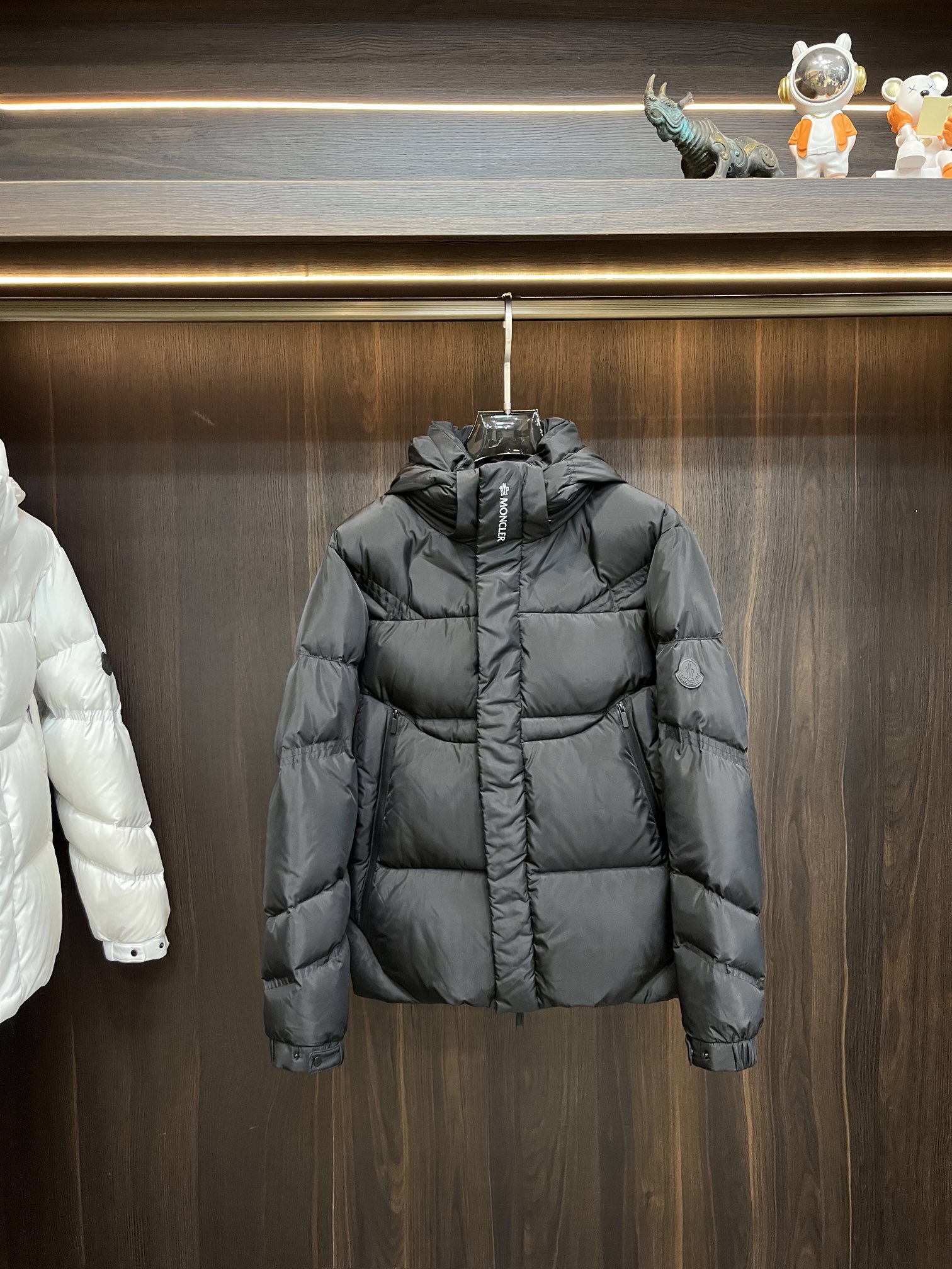 主推Moncler2024秋冬新款羽绒蒙口新款连帽设计羽绒服外套羽绒服选用亮泽尼龙面料打造胸前经典印花设