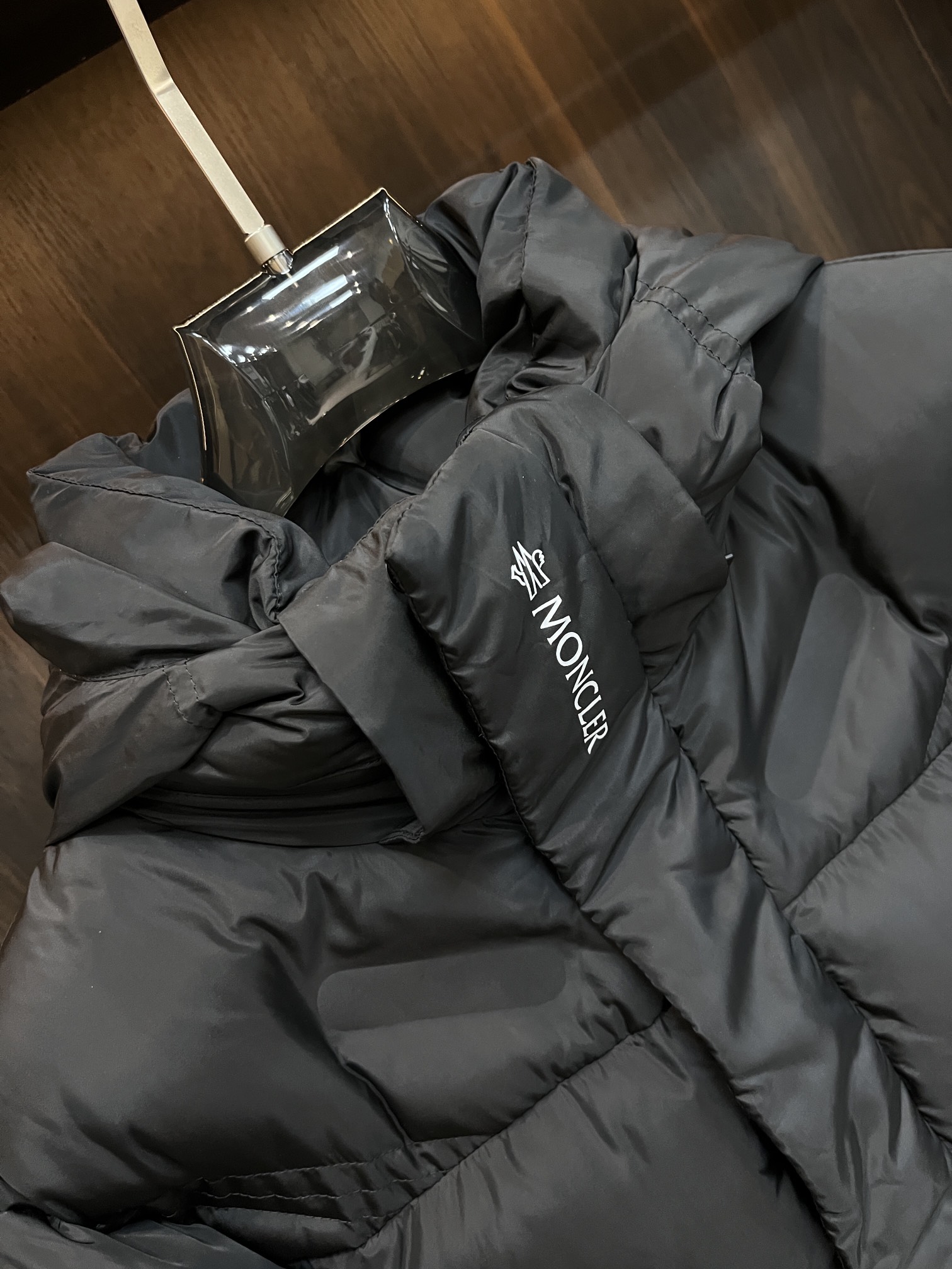 主推Moncler2024秋冬新款羽绒蒙口新款连帽设计羽绒服外套羽绒服选用亮泽尼龙面料打造胸前经典印花设