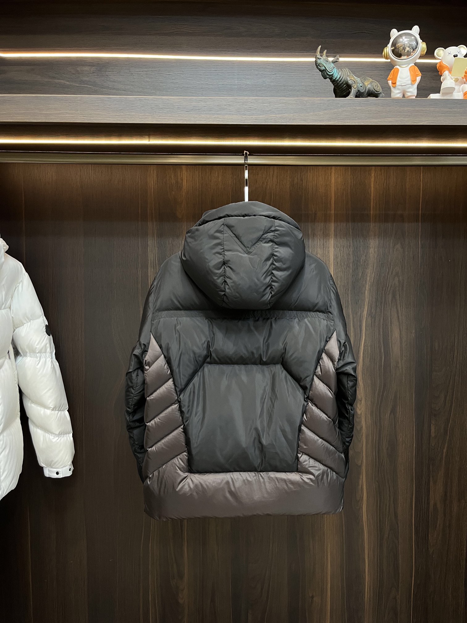 主推Moncler2024秋冬新款羽绒蒙口新款连帽设计羽绒服外套羽绒服选用亮泽尼龙面料打造胸前经典印花设