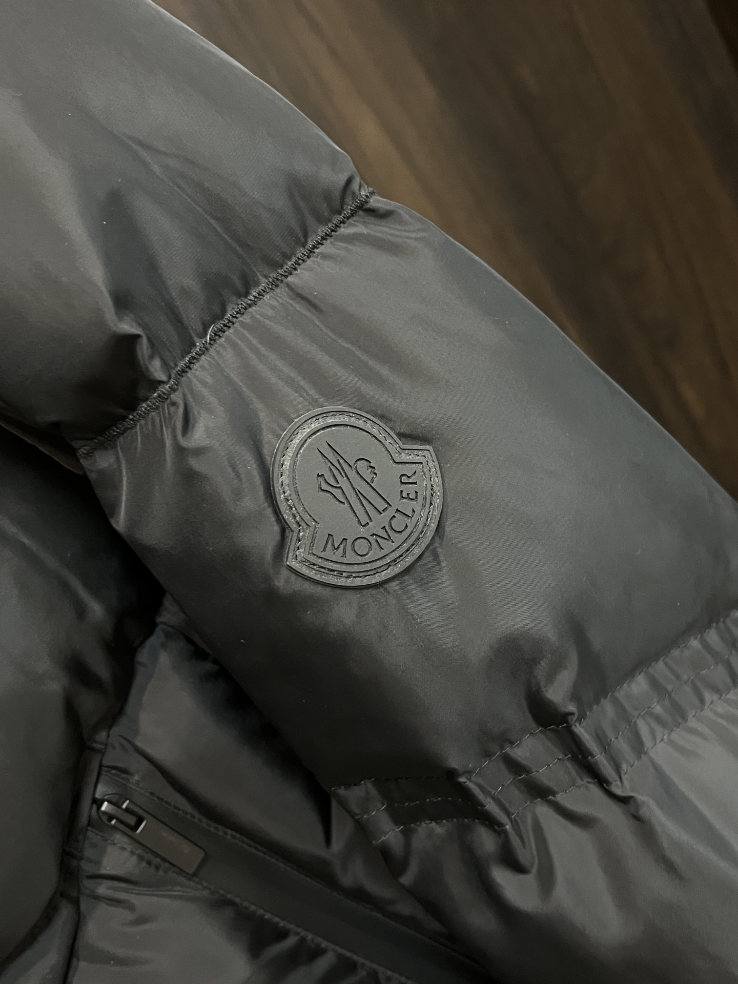 主推Moncler2024秋冬新款羽绒蒙口新款连帽设计羽绒服外套羽绒服选用亮泽尼龙面料打造胸前经典印花设