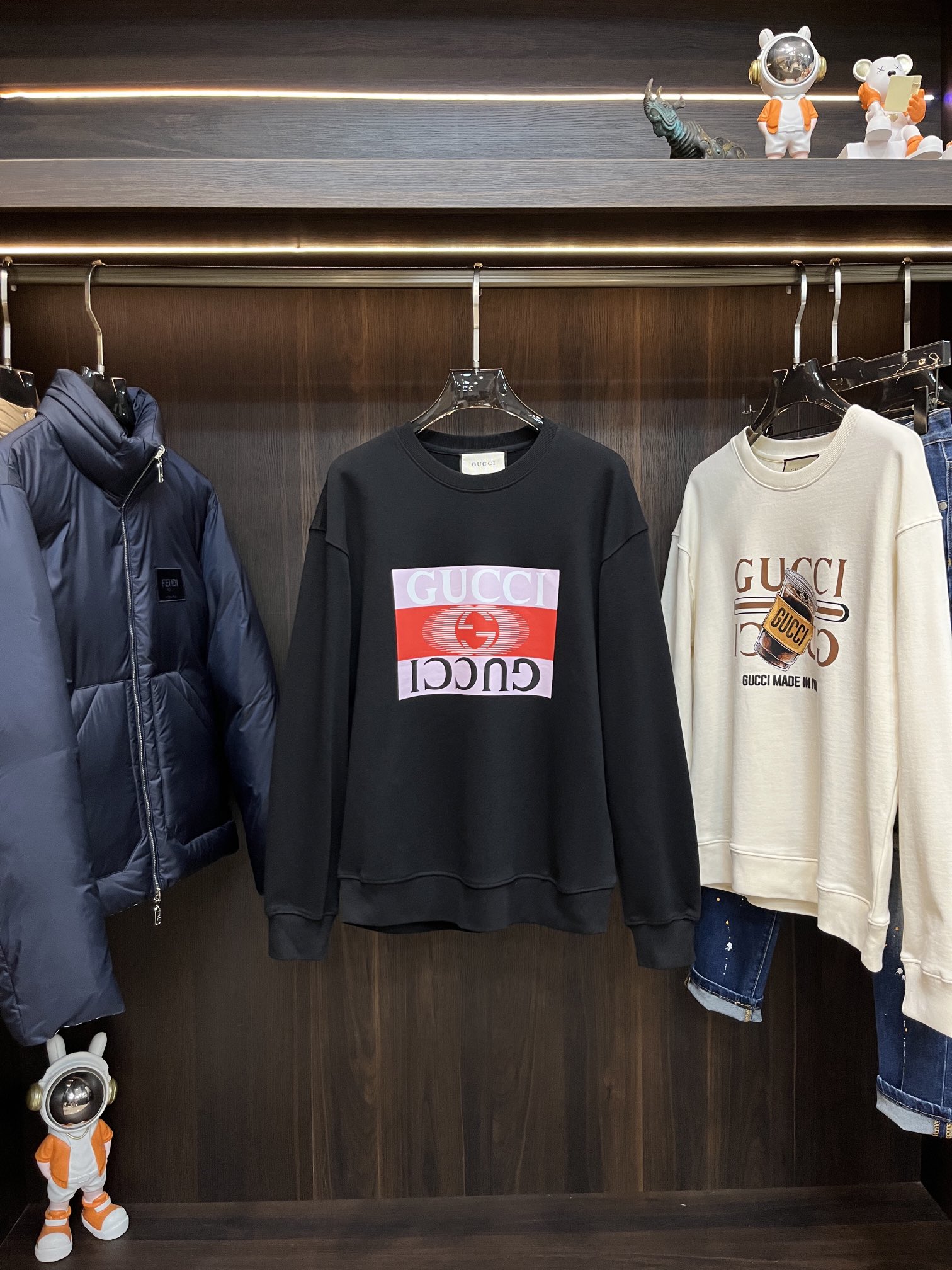 NO:538258,Mainly recommended Gucci letter logo round neck sweatshirt light luxuryism must-have items for men and women's daily commuting outfits Correct version Welcome to compare Detailed features · Use 420g pure cotton double yarn fish scale terry fabric · Facial dust-free wool burning process Bottom wool absorbing environmentally friendly reactive dyeing · Use the round screen printing process of · Infrared positioning and cutting · Double needle car thread cross-seaming process · Original model label washing tag moisture-proof paper packaging Color black white Size S M L XL,,gucci,gucci,hoodie,sweatshirts,alexander wang19860909主推 Gucci 古驰 字母logo圆领卫衣 轻奢主义 男女日常通勤穿搭必备单品 正确版本 欢迎对比 详细特征 · 采用420克纯棉双纱鱼鳞毛圈面料  · 面部无尘烧毛工艺 底部吸毛 环保活性染 · 采用匹布圆网印花工艺 · 红外线定位裁剪 · 双针车线跨缝工艺 · 原版主唛水洗吊牌防潮纸包装 颜色黑色 白色 尺码S M L XL,,gucci,gucci,hoodie,sweatshirts,alexander wang,Men's clothing