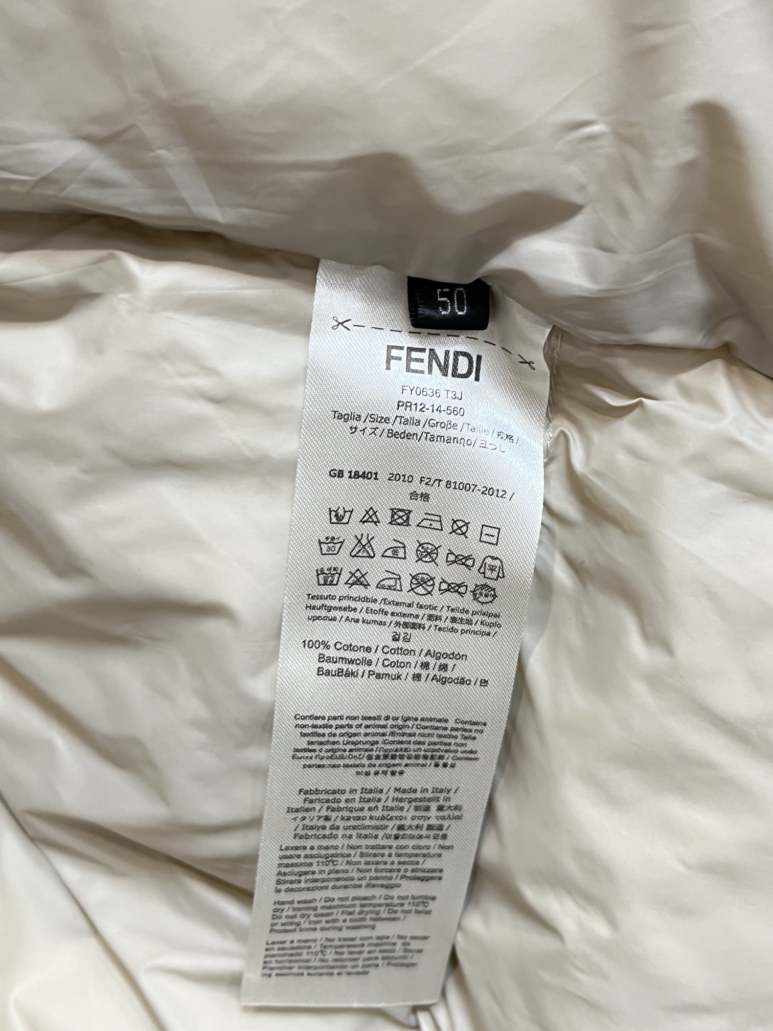 主推Fendi2024秋冬新款羽绒️芬迪新款连帽设计羽绒服外套选用亮泽尼龙面料打造胸前经典印花设计log