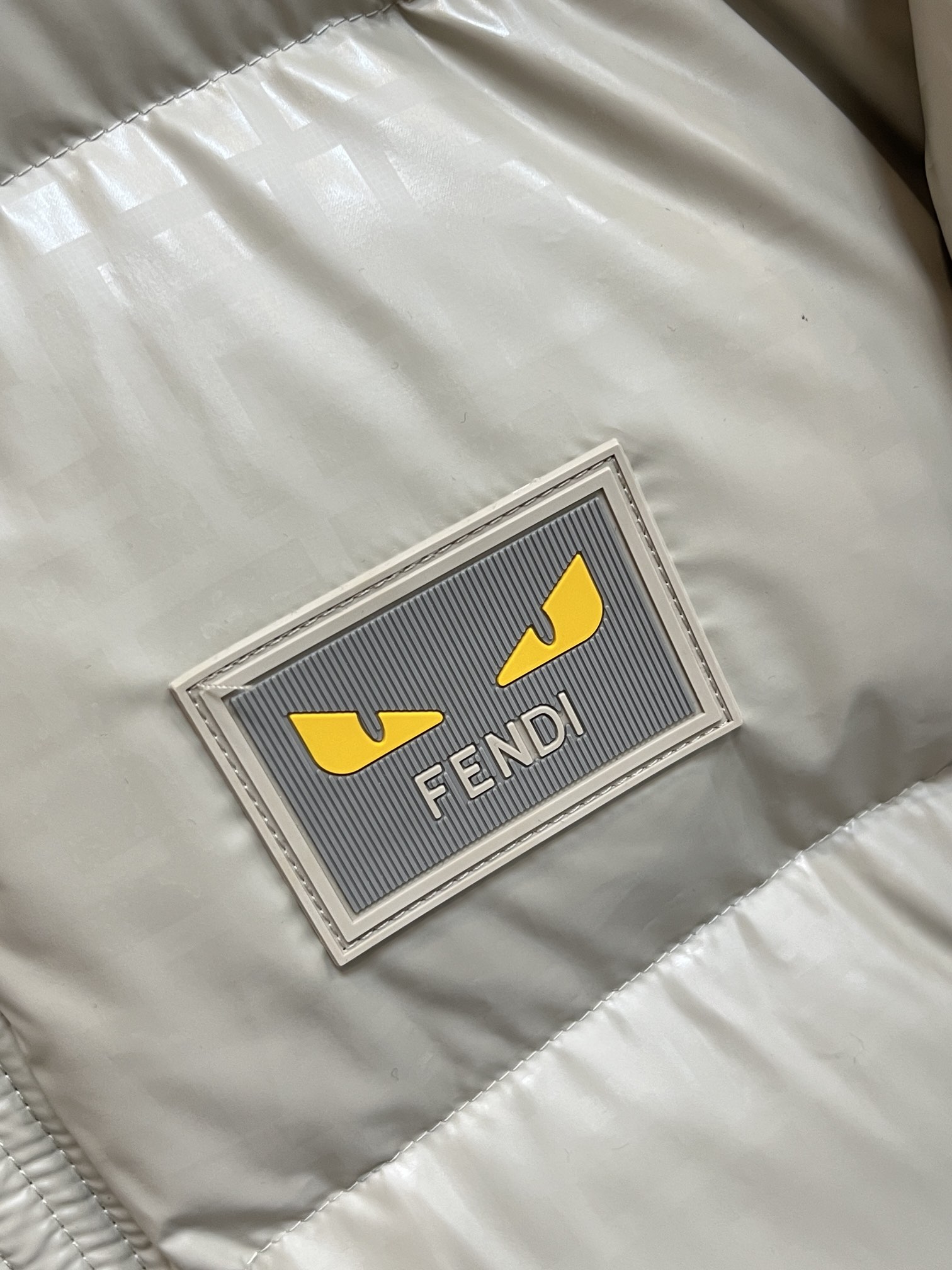 主推Fendi2024秋冬新款羽绒️芬迪新款连帽设计羽绒服外套选用亮泽尼龙面料打造胸前经典印花设计log