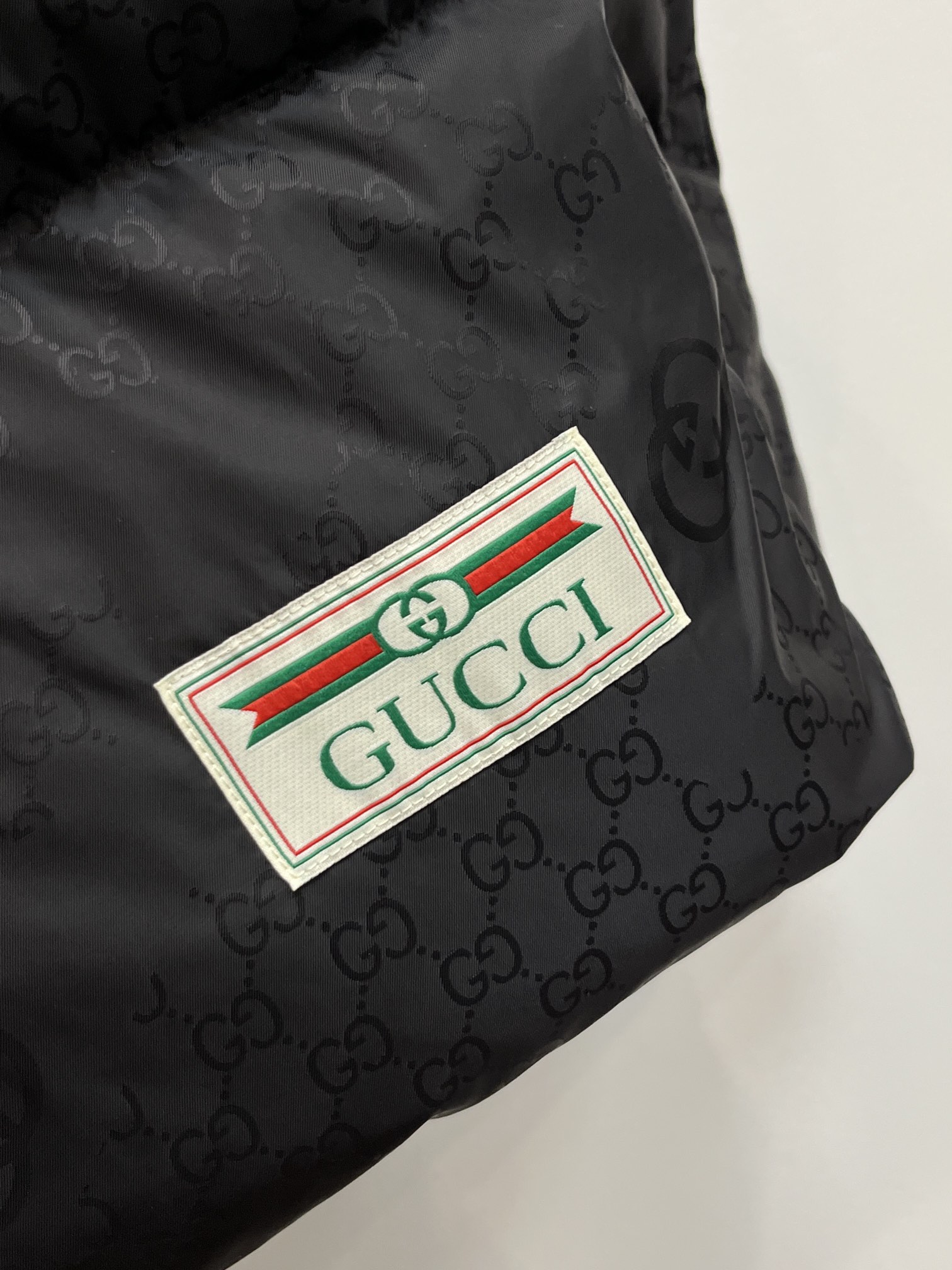 主推Gucci2024秋冬新款羽绒️古驰新款连帽设计羽绒服外套选用亮泽尼龙面料打造胸前经典印花设计log