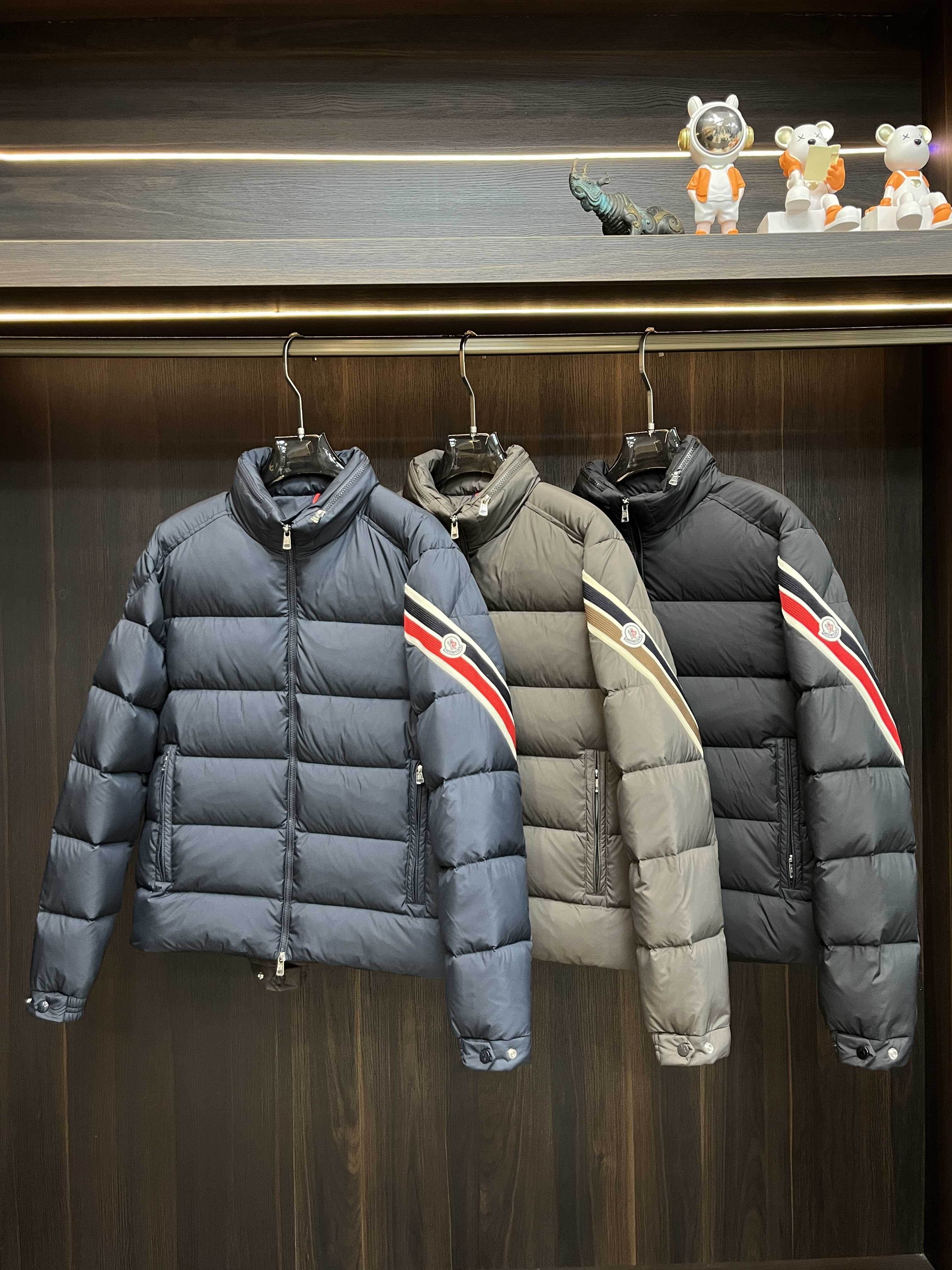 主推Moncler2024秋冬新款羽绒蒙口新款立领设计羽绒服外套选用亮泽尼龙面料打造胸前经典印花设计lo