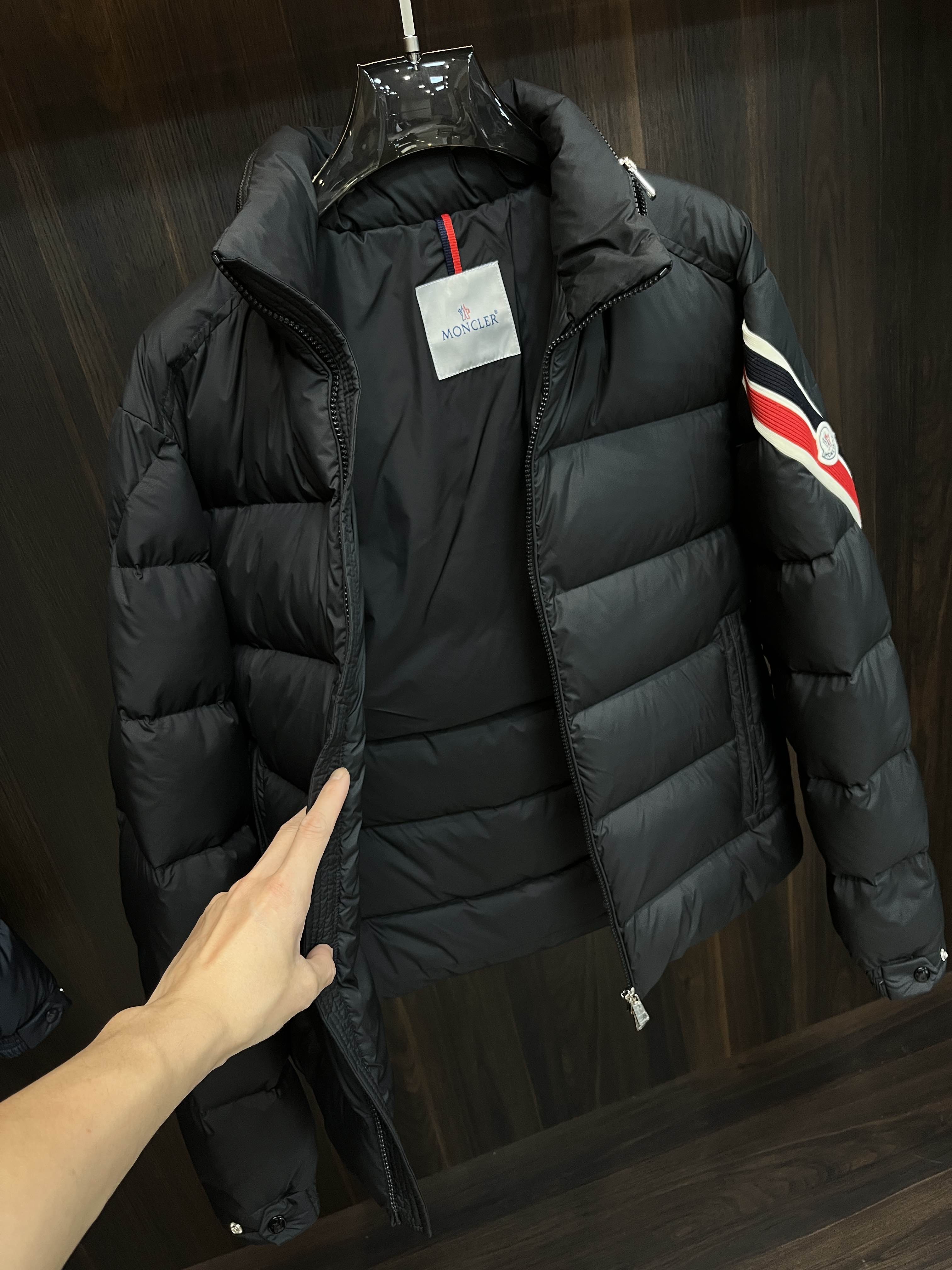 主推Moncler2024秋冬新款羽绒蒙口新款立领设计羽绒服外套选用亮泽尼龙面料打造胸前经典印花设计lo