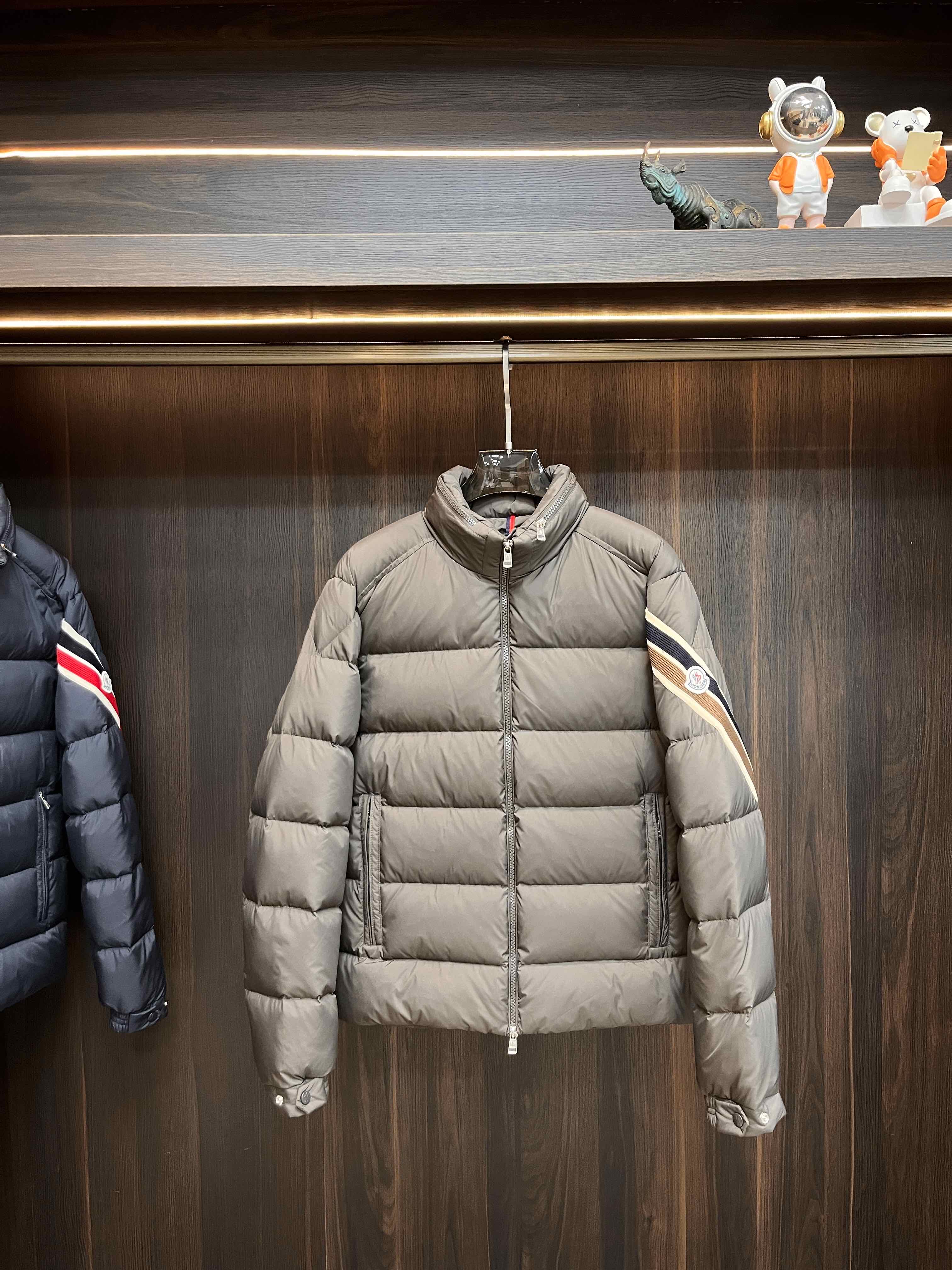 主推Moncler2024秋冬新款羽绒蒙口新款立领设计羽绒服外套选用亮泽尼龙面料打造胸前经典印花设计lo