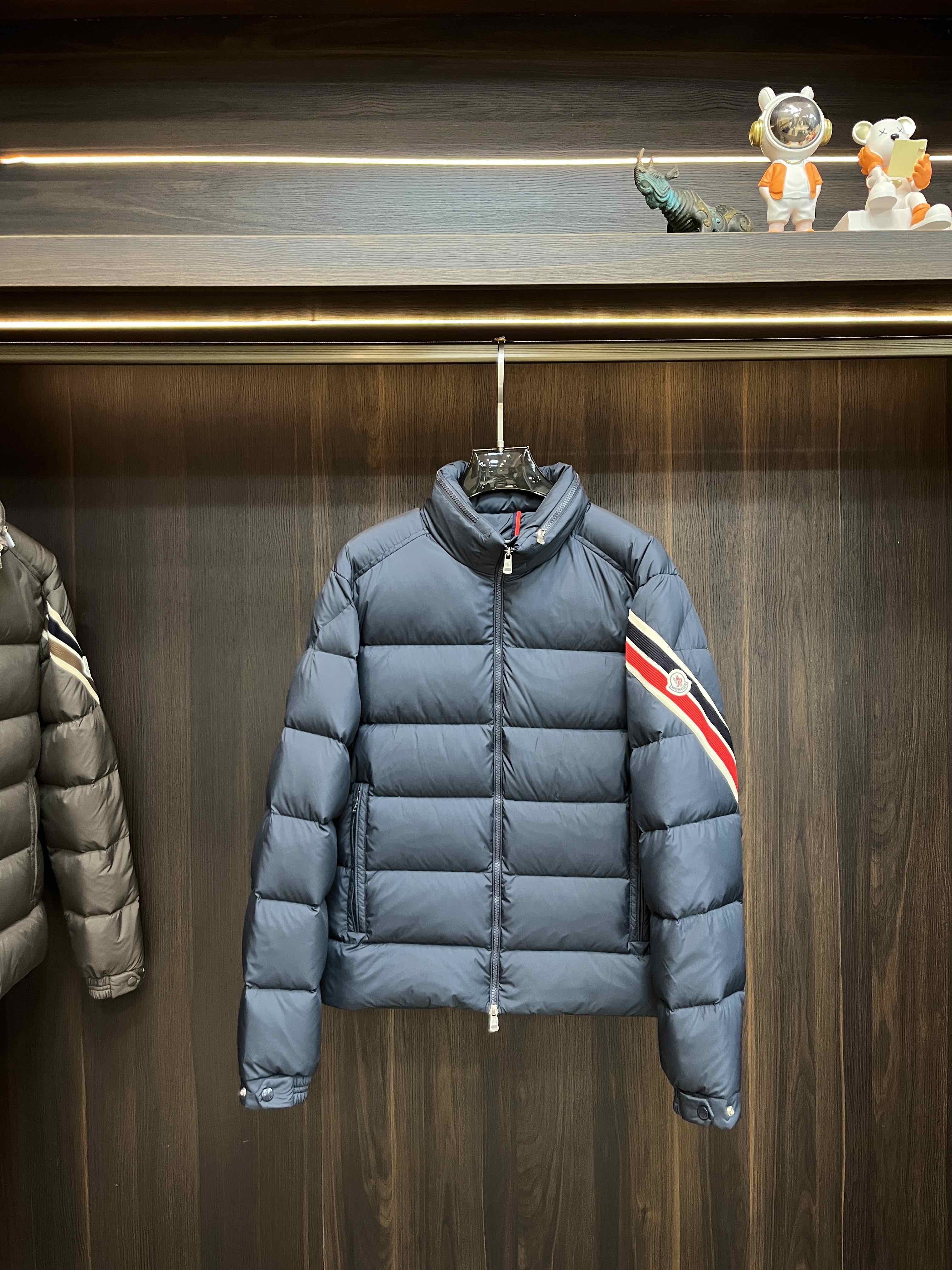 主推Moncler2024秋冬新款羽绒蒙口新款立领设计羽绒服外套选用亮泽尼龙面料打造胸前经典印花设计lo