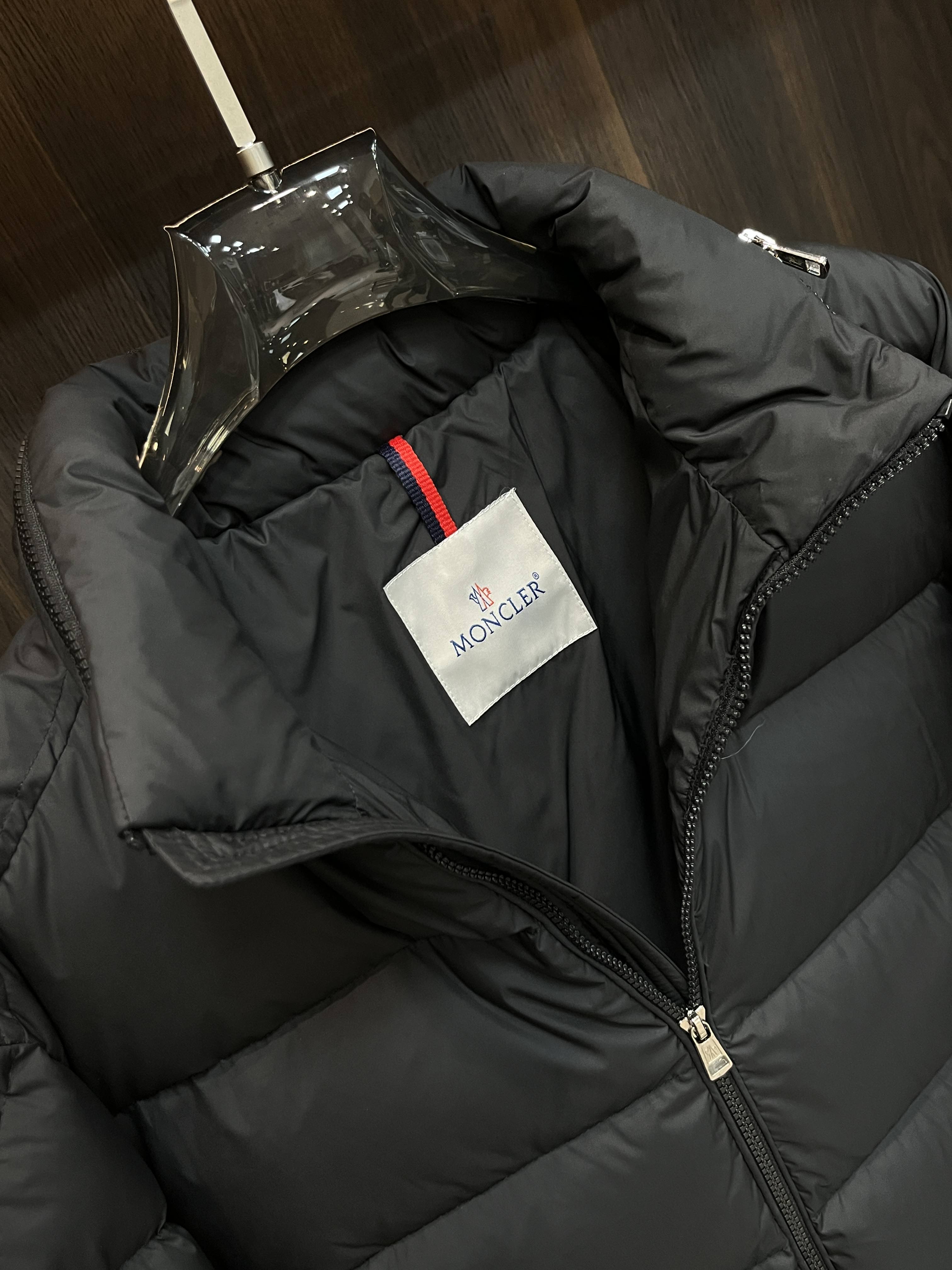 主推Moncler2024秋冬新款羽绒蒙口新款立领设计羽绒服外套选用亮泽尼龙面料打造胸前经典印花设计lo